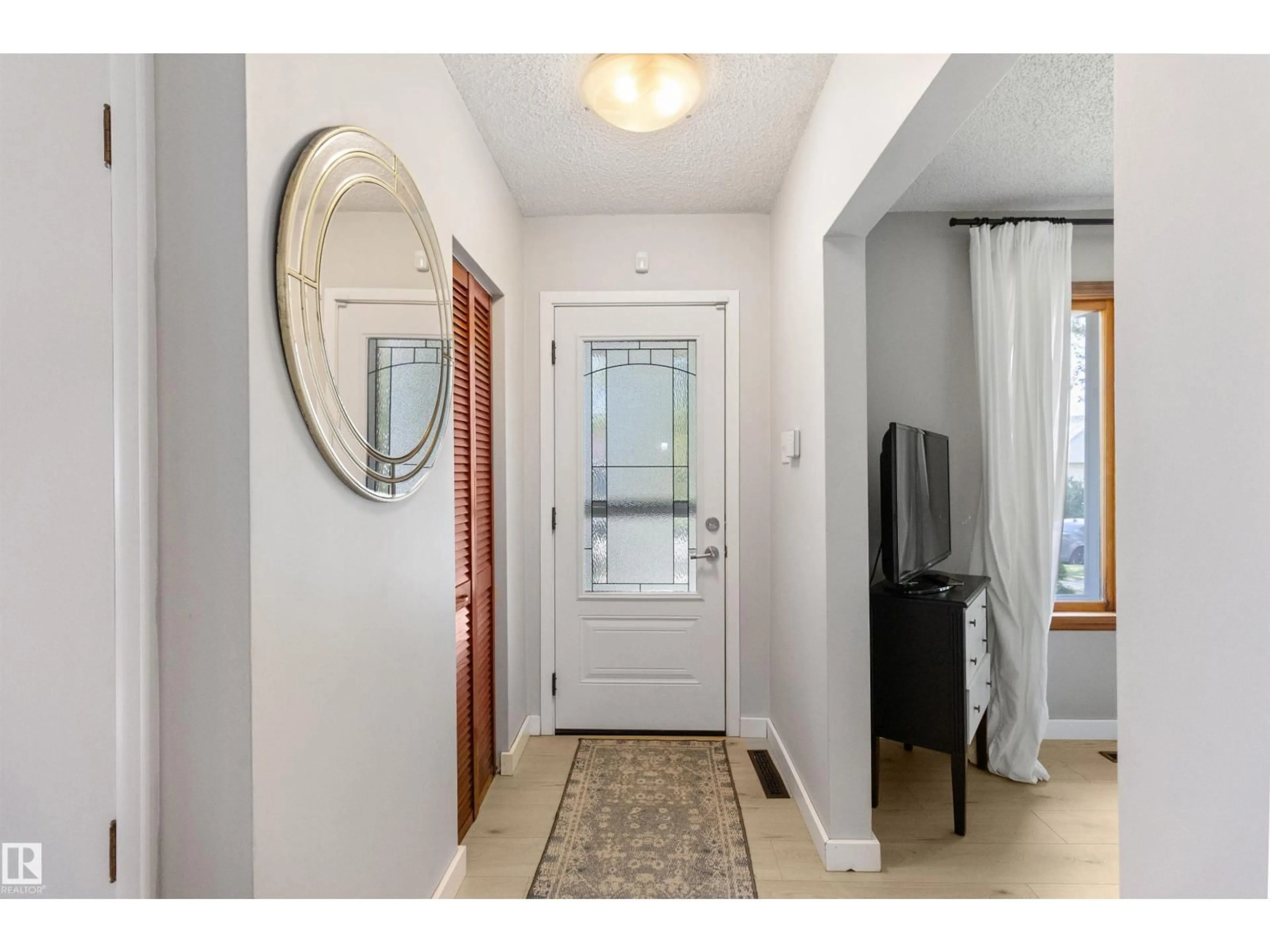 Indoor entryway for 8631 76 ST, Edmonton Alberta T6C2K1