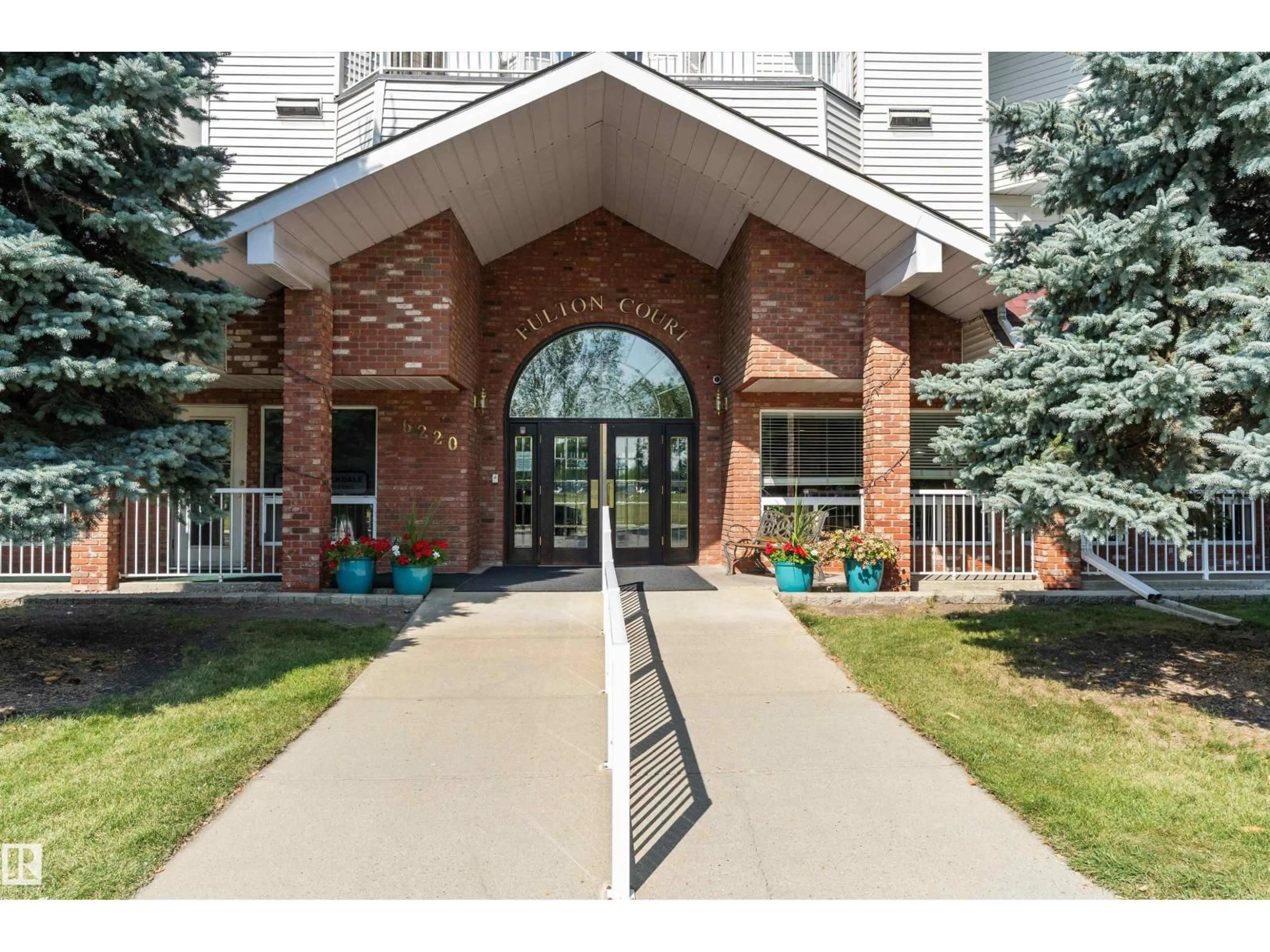 Indoor foyer for 6220 - 215 FULTON RD, Edmonton Alberta T6A3T4