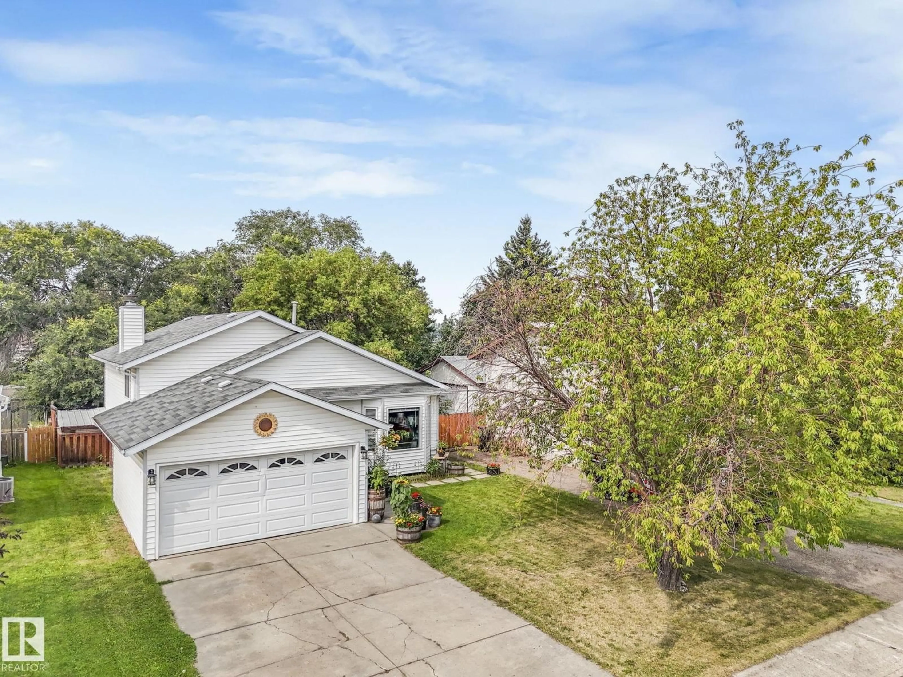 A pic from outside/outdoor area/front of a property/back of a property/a pic from drone, street for 1116 61 ST, Edmonton Alberta T6L3Z9