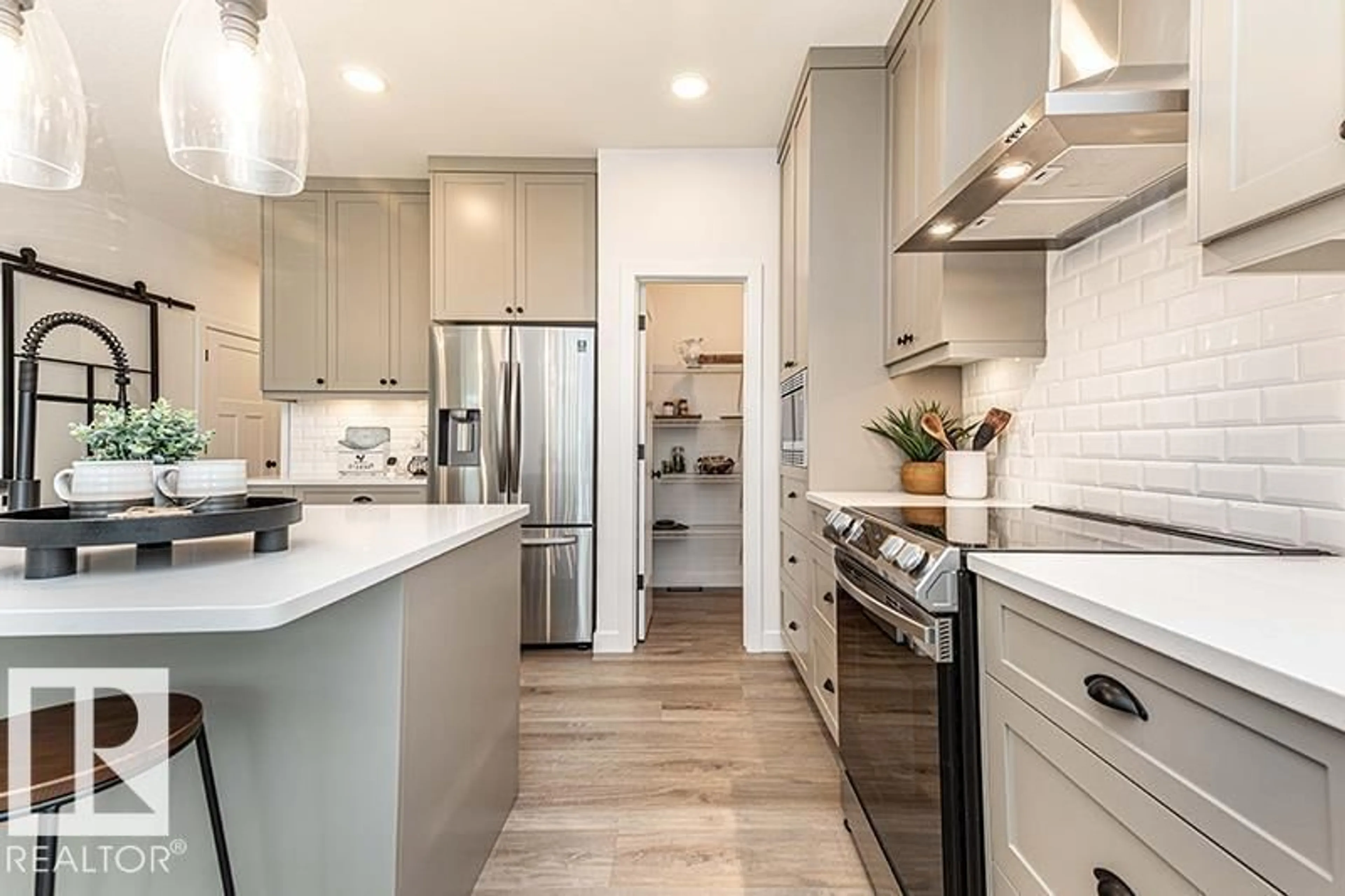 Contemporary kitchen, unknown for 9 STAGECOACH LI, Ardrossan Alberta T8E0B9
