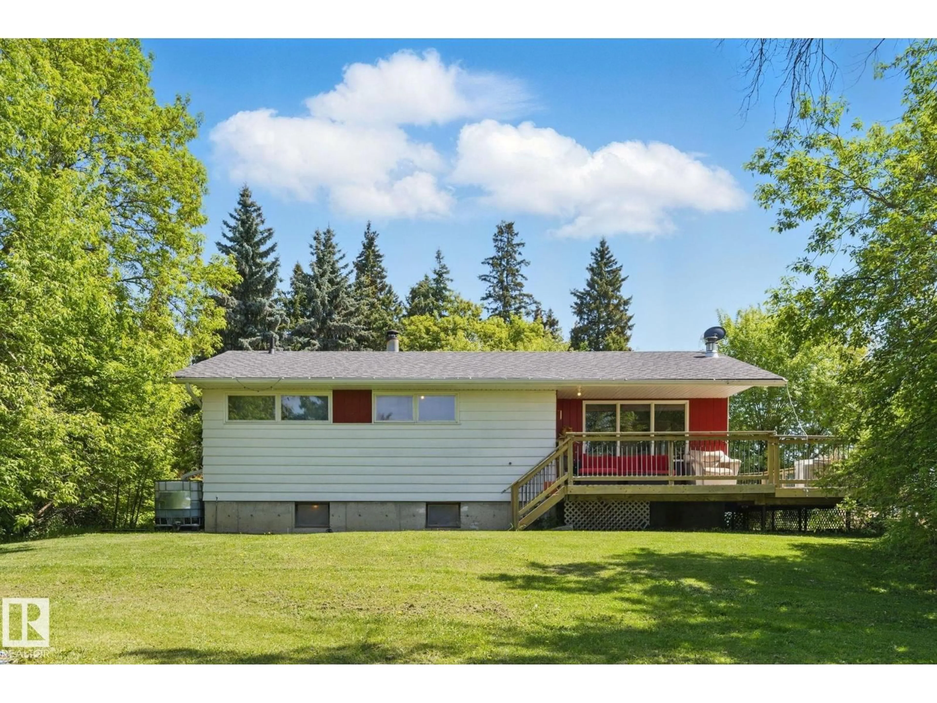 Home with vinyl exterior material, unknown for 60027 RR 40, Rural Barrhead County Alberta T7N1N3