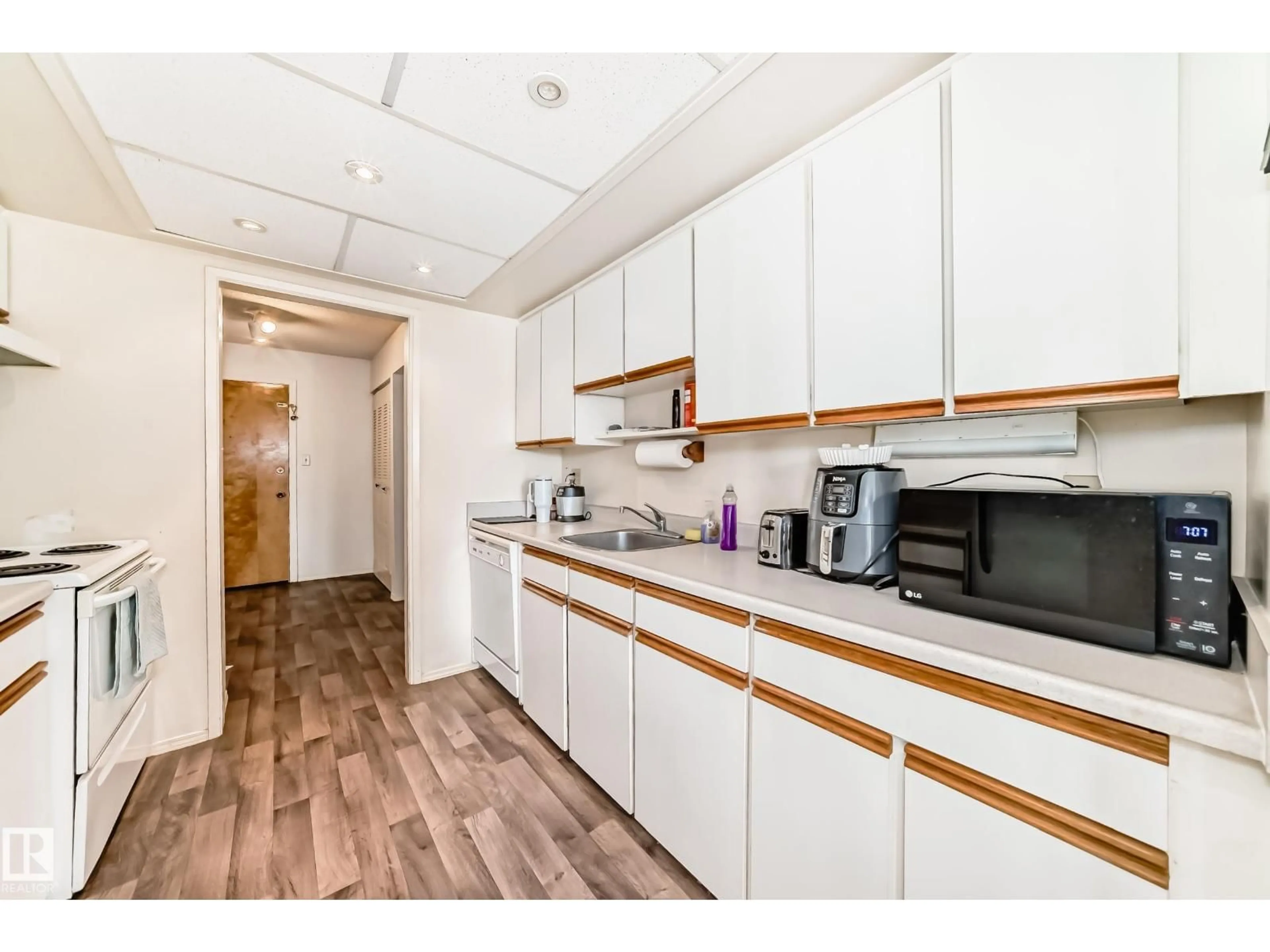 Standard kitchen, wood/laminate floor for 306 - 4404 122 ST, Edmonton Alberta T6J4A9