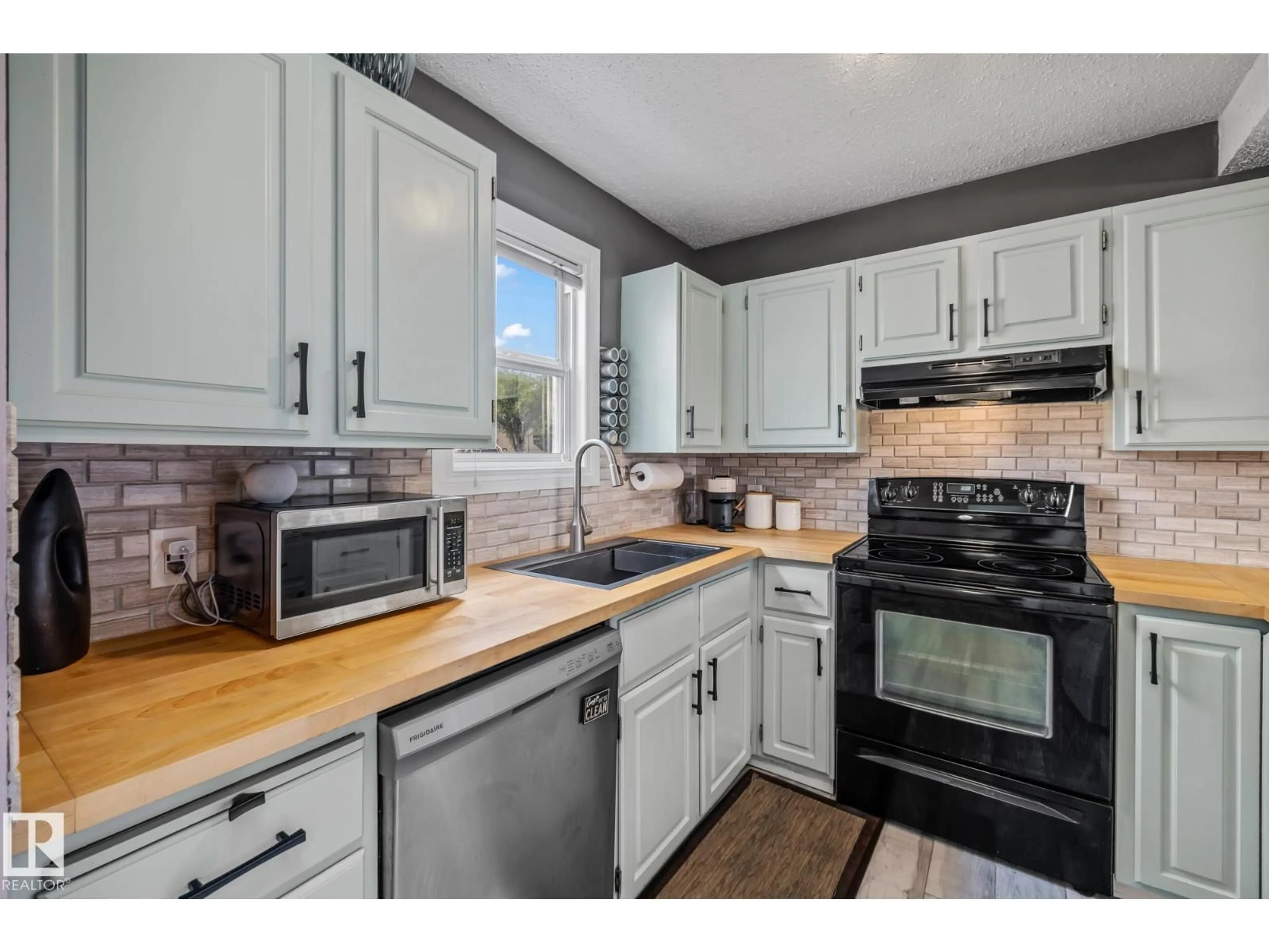 Unknown for 10481 24 AV, Edmonton Alberta T6J4S2