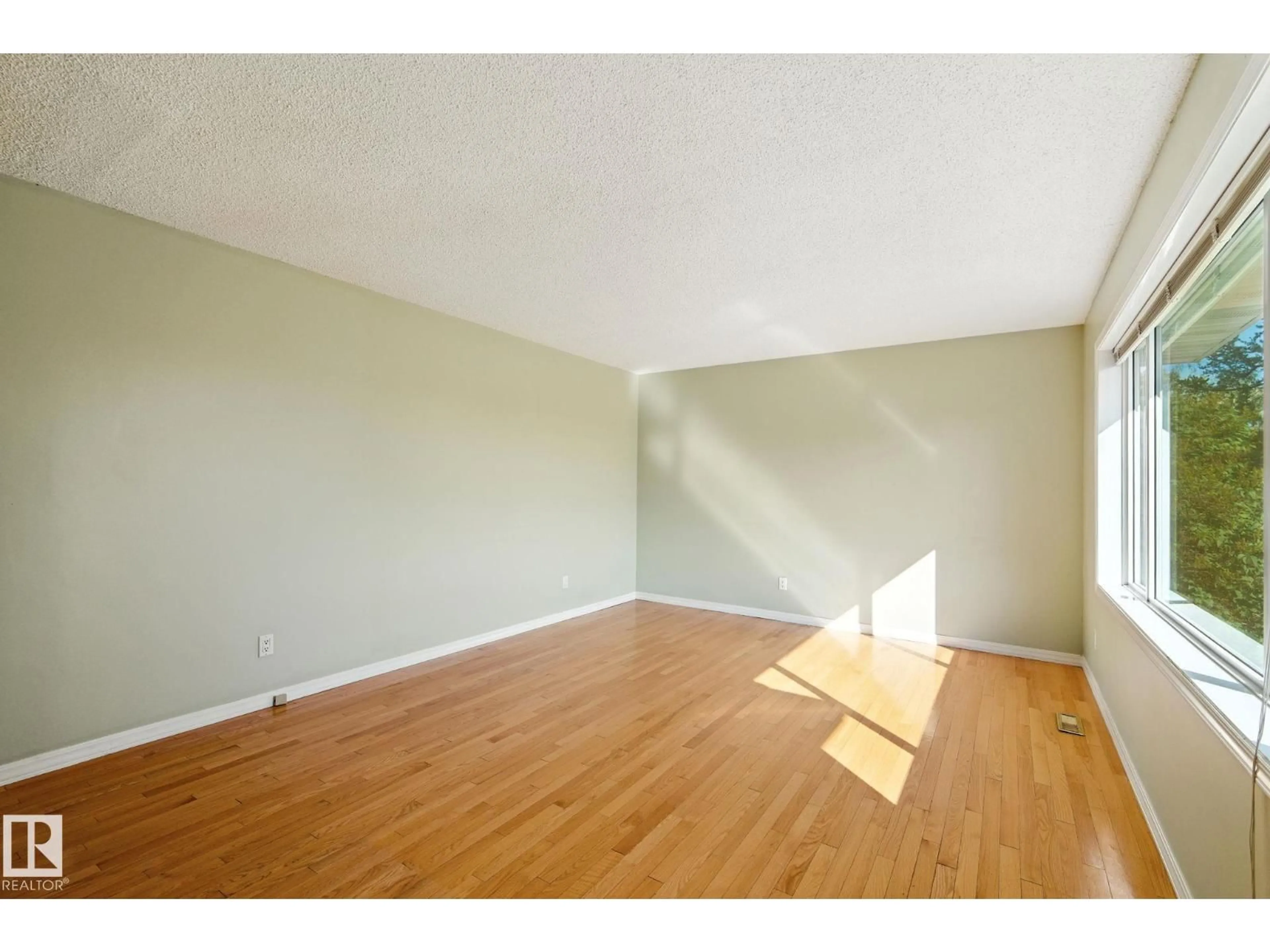 A pic of a room for 14704 94 ST, Edmonton Alberta T5E3W5