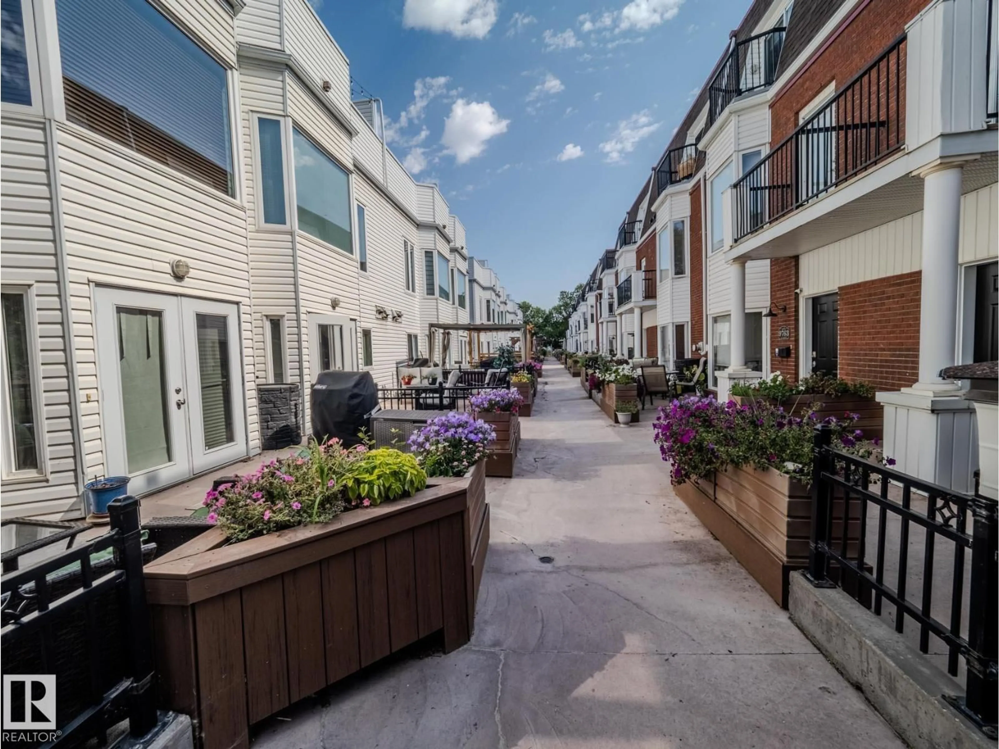 Patio, street for NW - 9767 93 ST, Edmonton Alberta T6C2C5