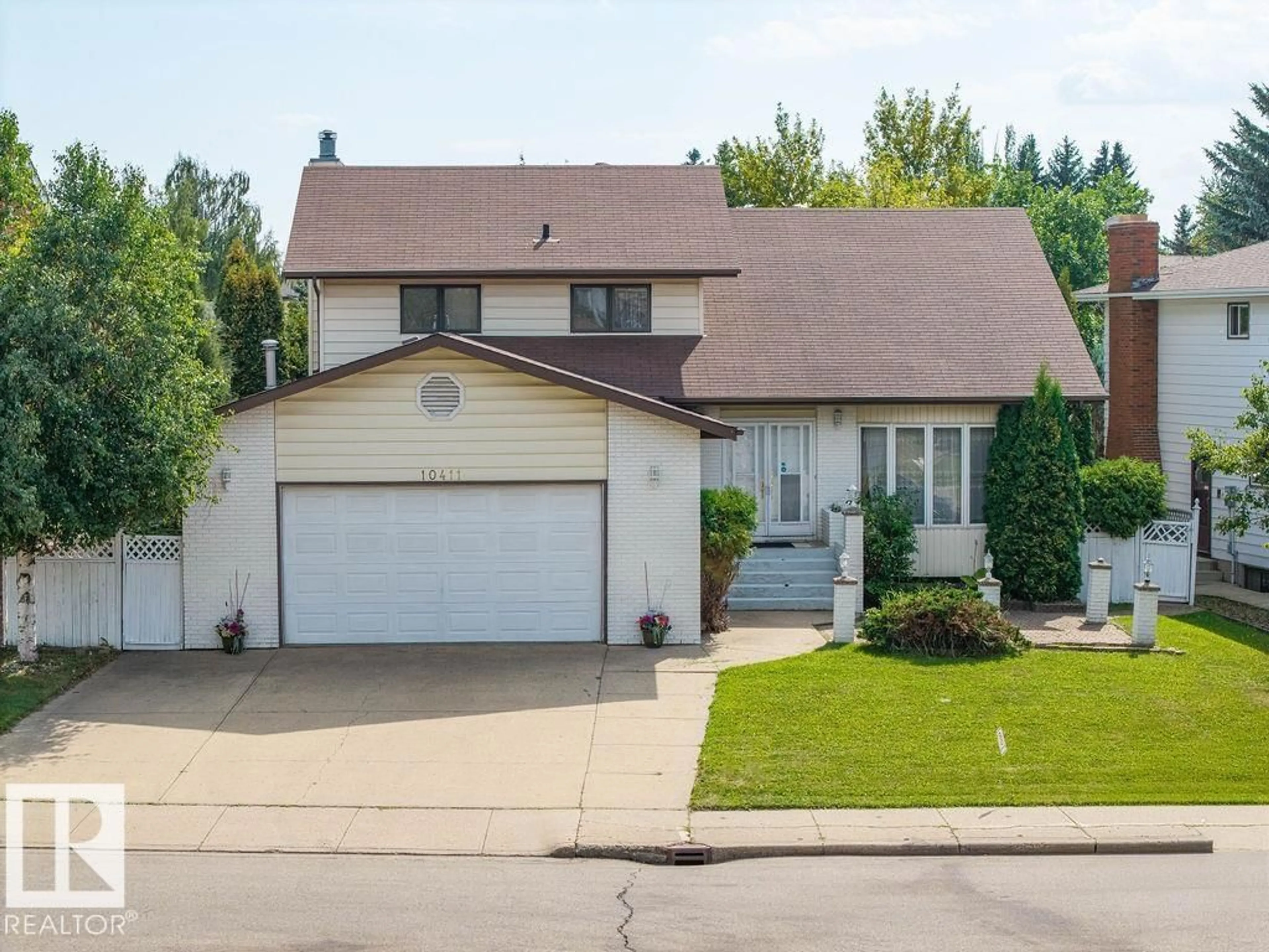 Home with vinyl exterior material, street for 10411 21 AV, Edmonton Alberta T5J5E9