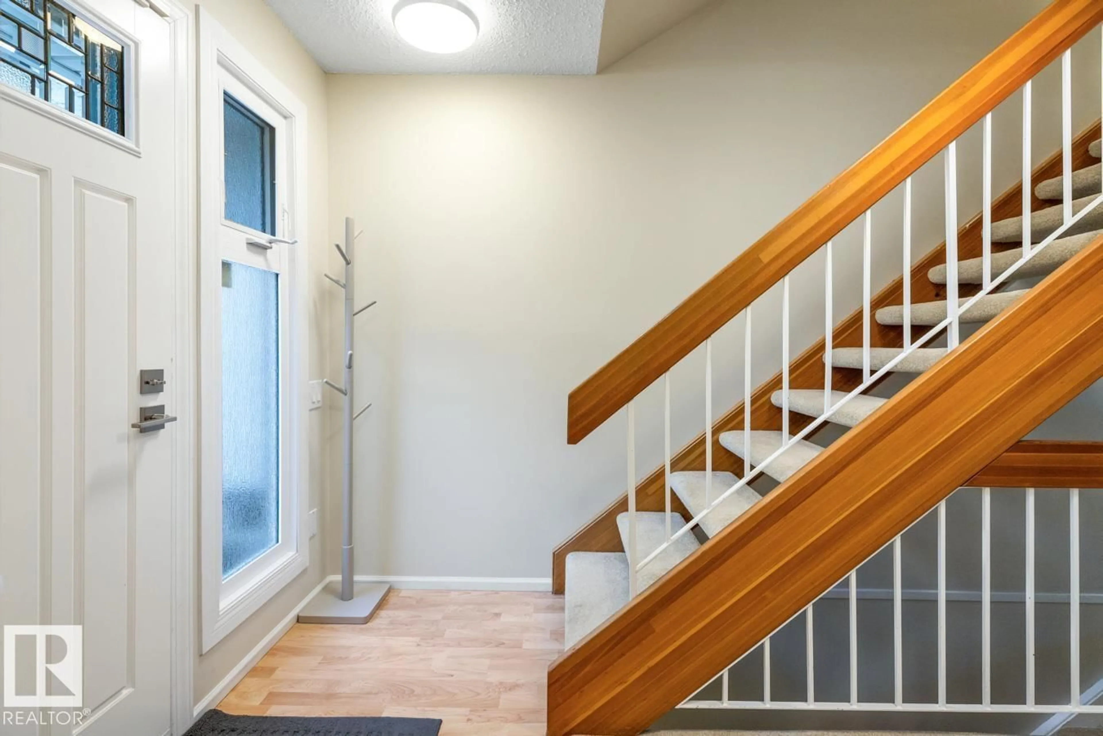 Indoor entryway for 90 HEARTHSTONE NW, Edmonton Alberta T6H5E5