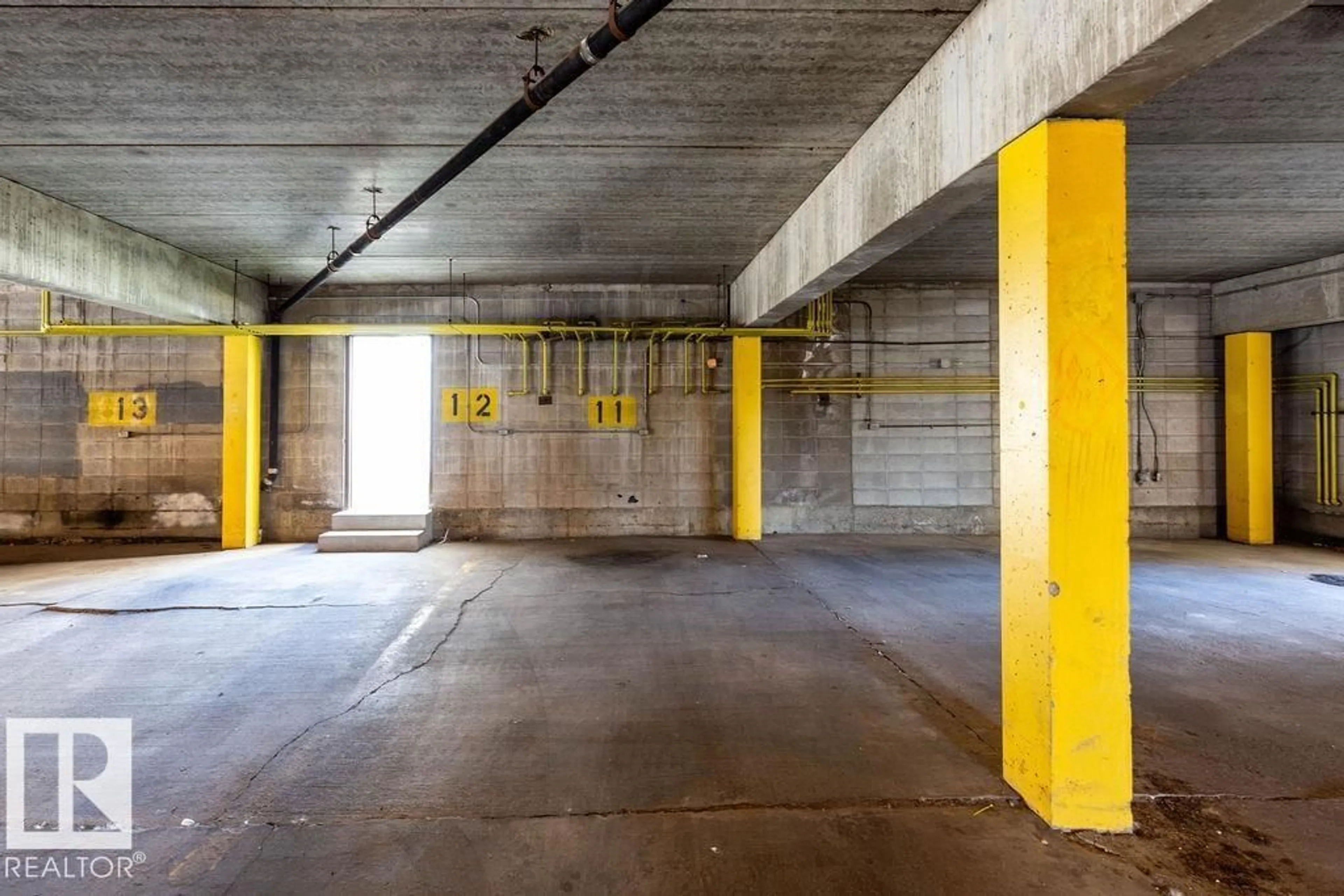 Indoor garage for 62 LANCASTER TC, Edmonton Alberta T5X5S4