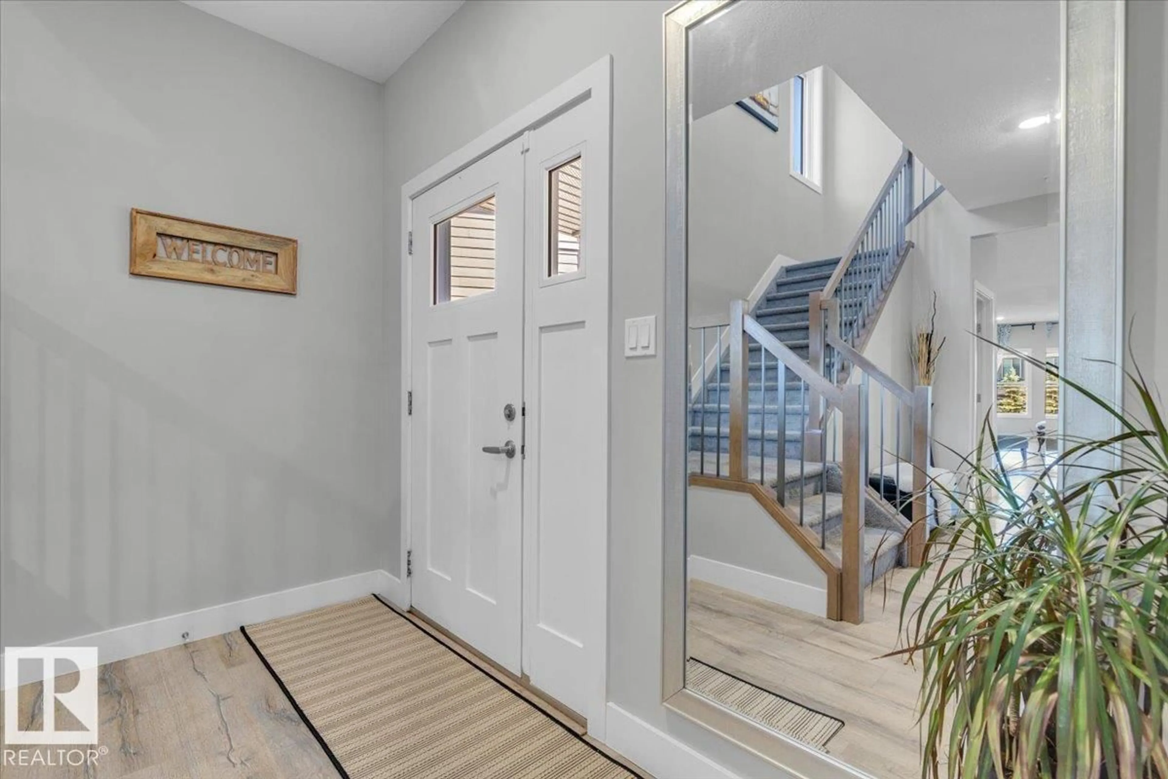 Indoor entryway for 3557 KESWICK BV, Edmonton Alberta T6W3W9