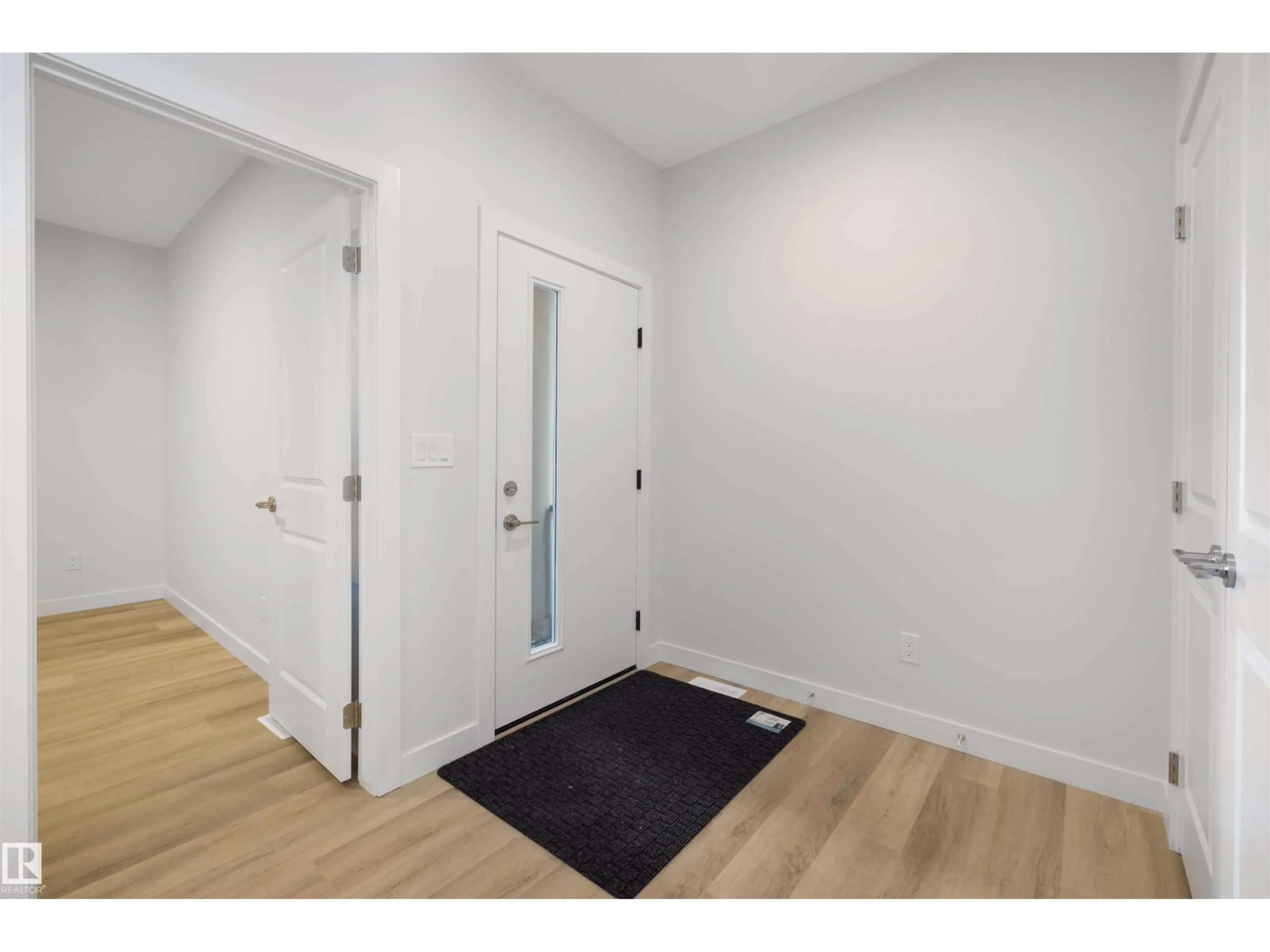 Indoor entryway for 5431 KOOTOOK RD, Edmonton Alberta T6W4Z7