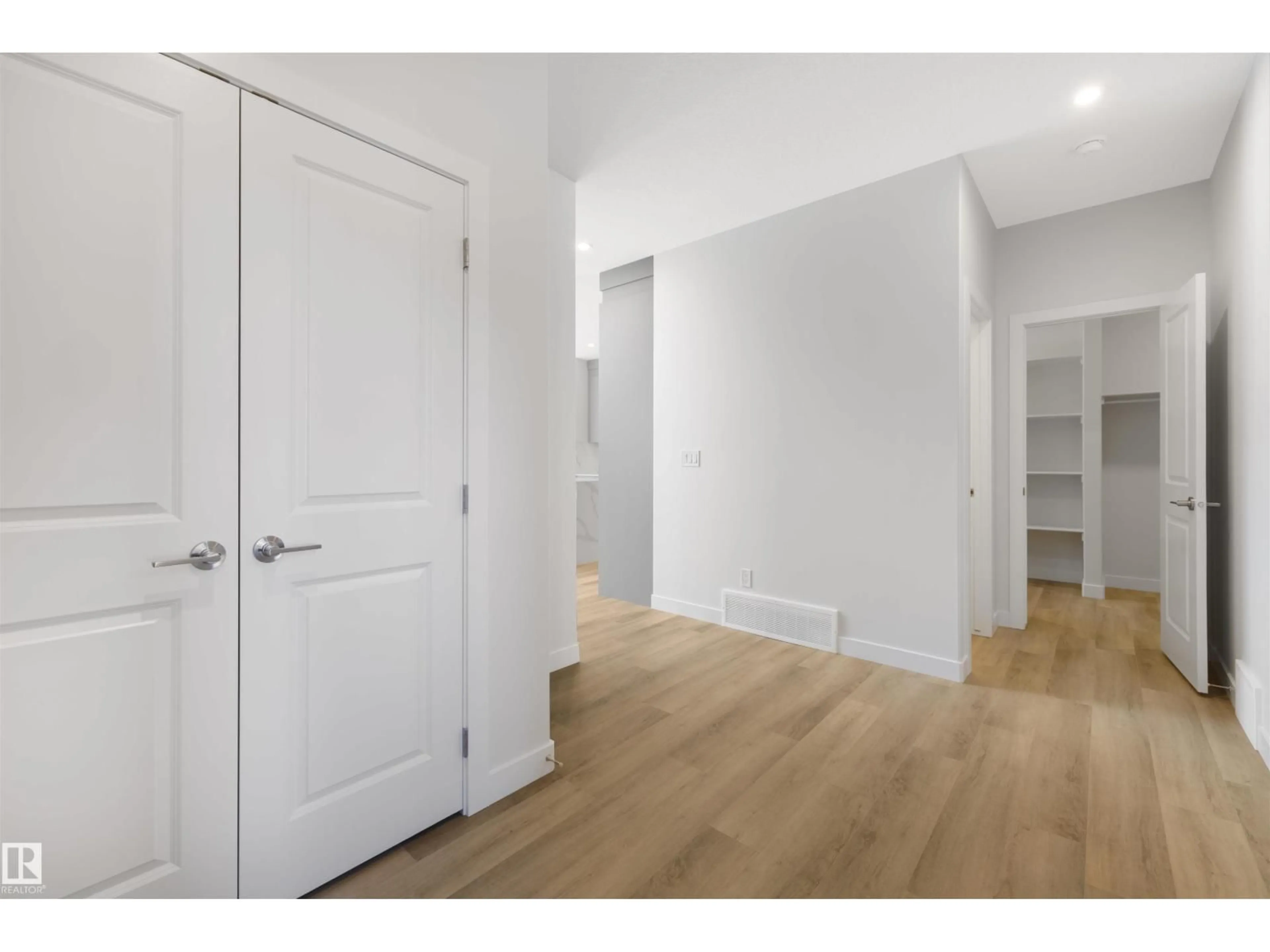 Indoor entryway for 5431 KOOTOOK RD, Edmonton Alberta T6W4Z7