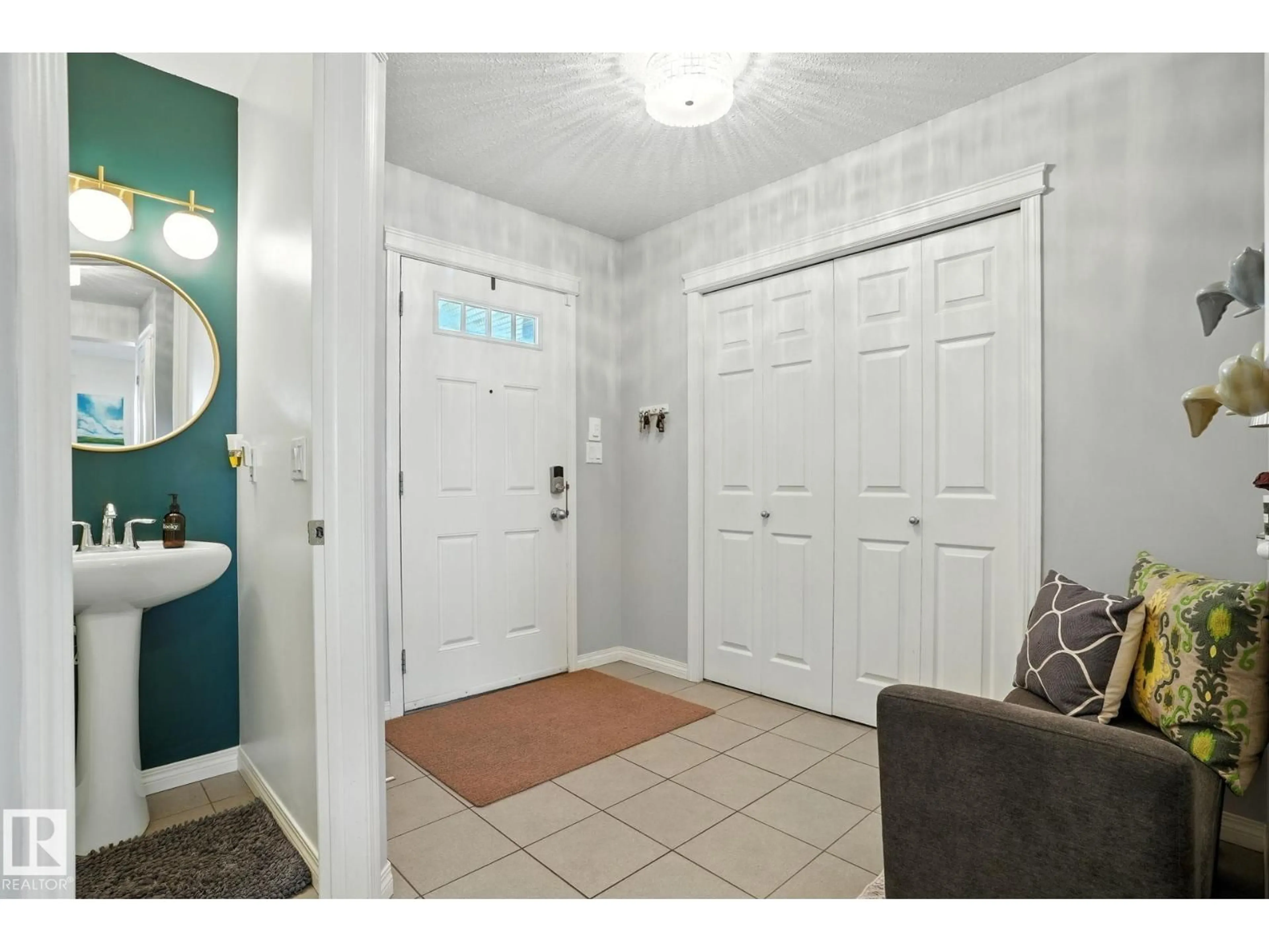 Indoor entryway for 5226 20 AV, Edmonton Alberta T6X1V6