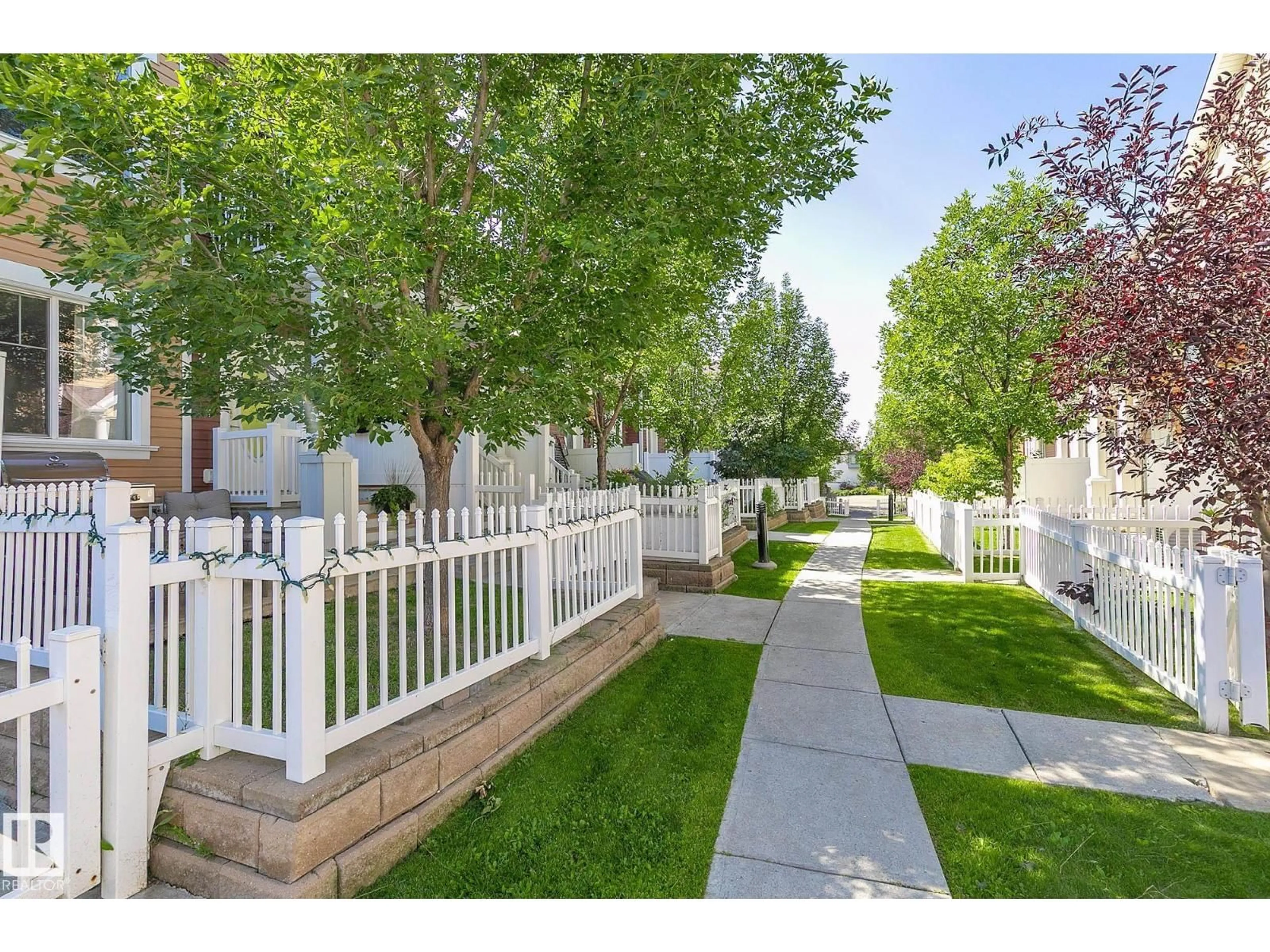 Patio, street for #29 - 1623 TOWNE CENTRE BV, Edmonton Alberta T6R0S3