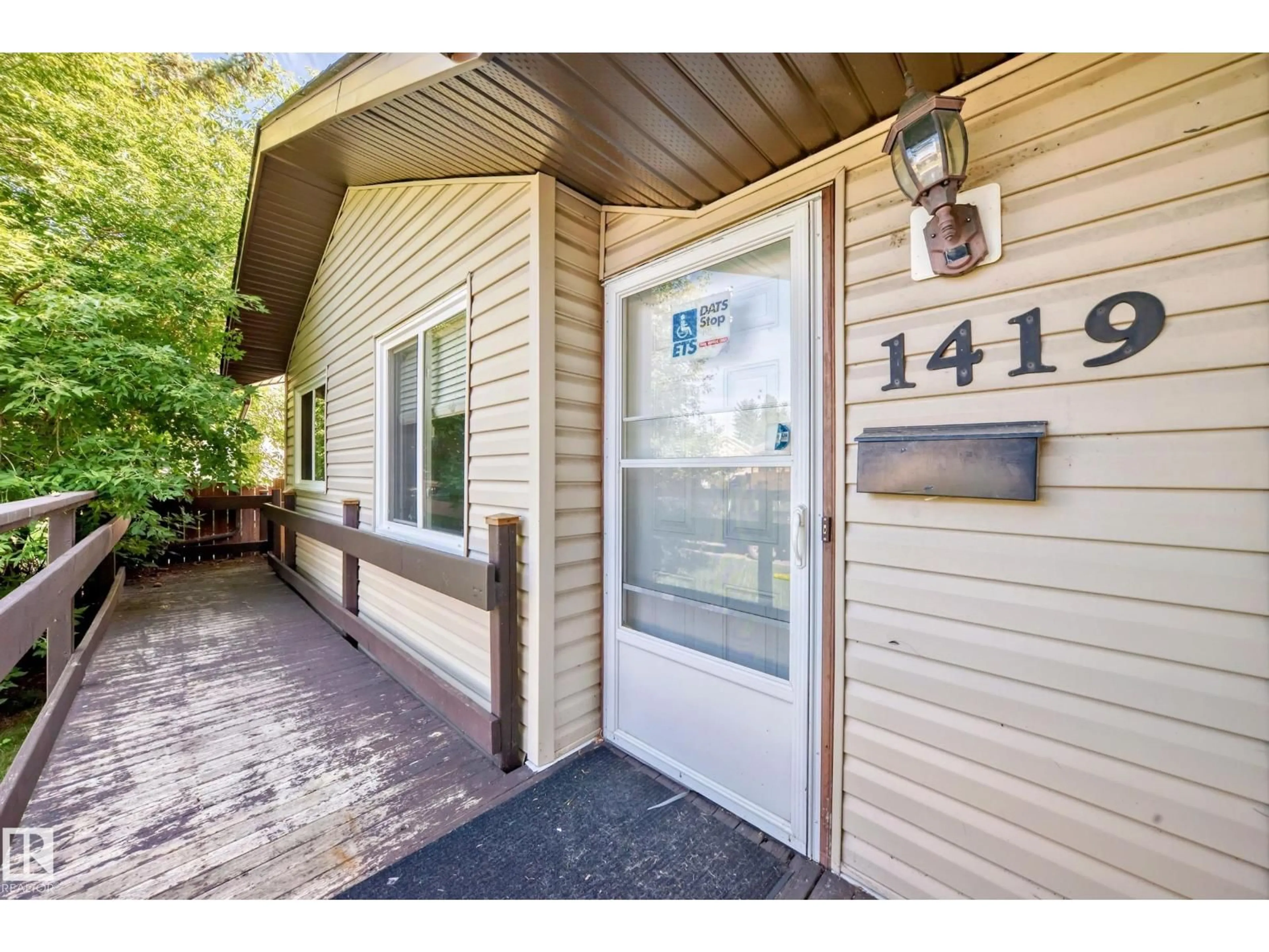 Indoor entryway for 1419 63 ST, Edmonton Alberta T6T1L1