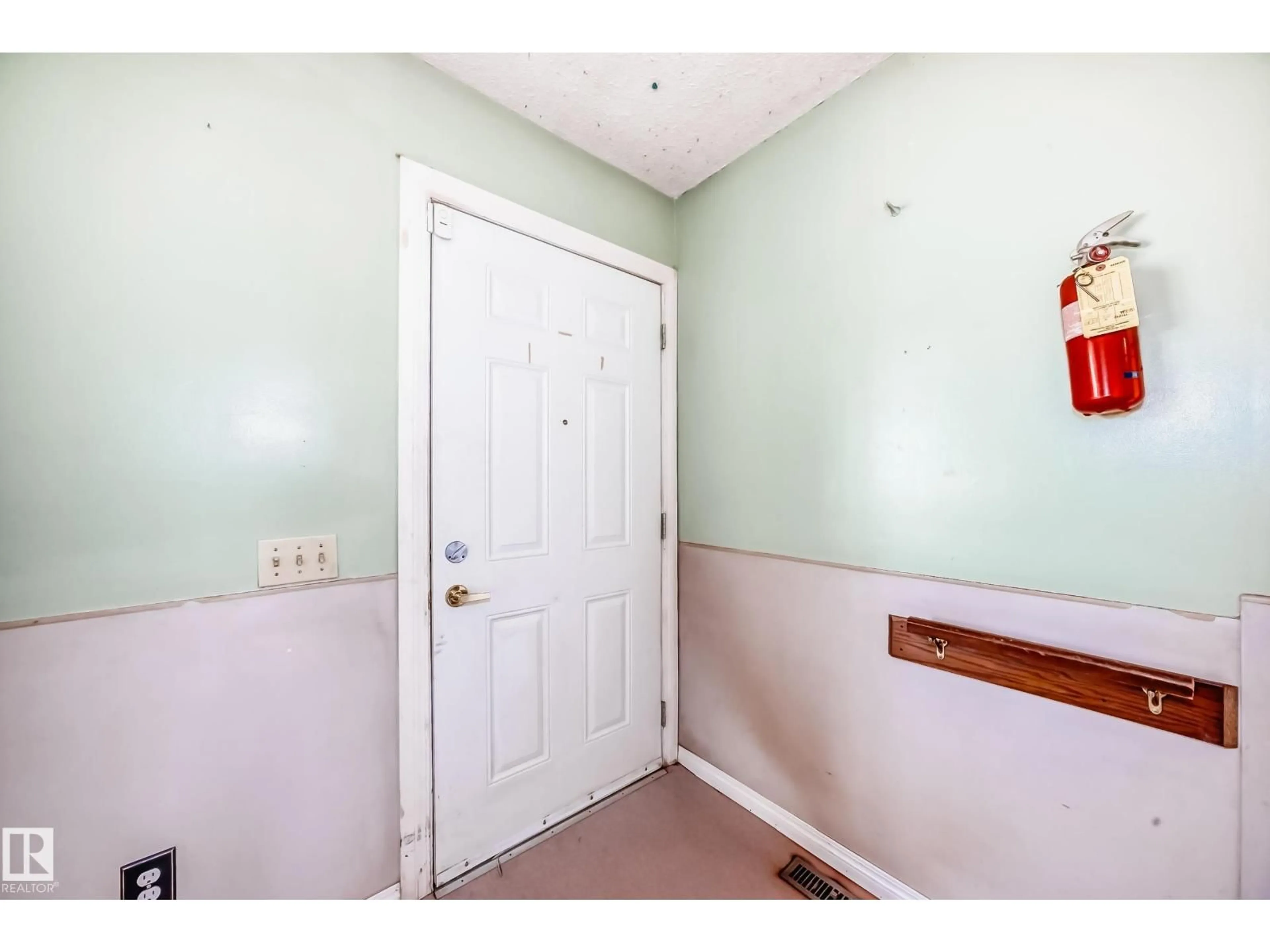 Indoor entryway for 1419 63 ST, Edmonton Alberta T6T1L1