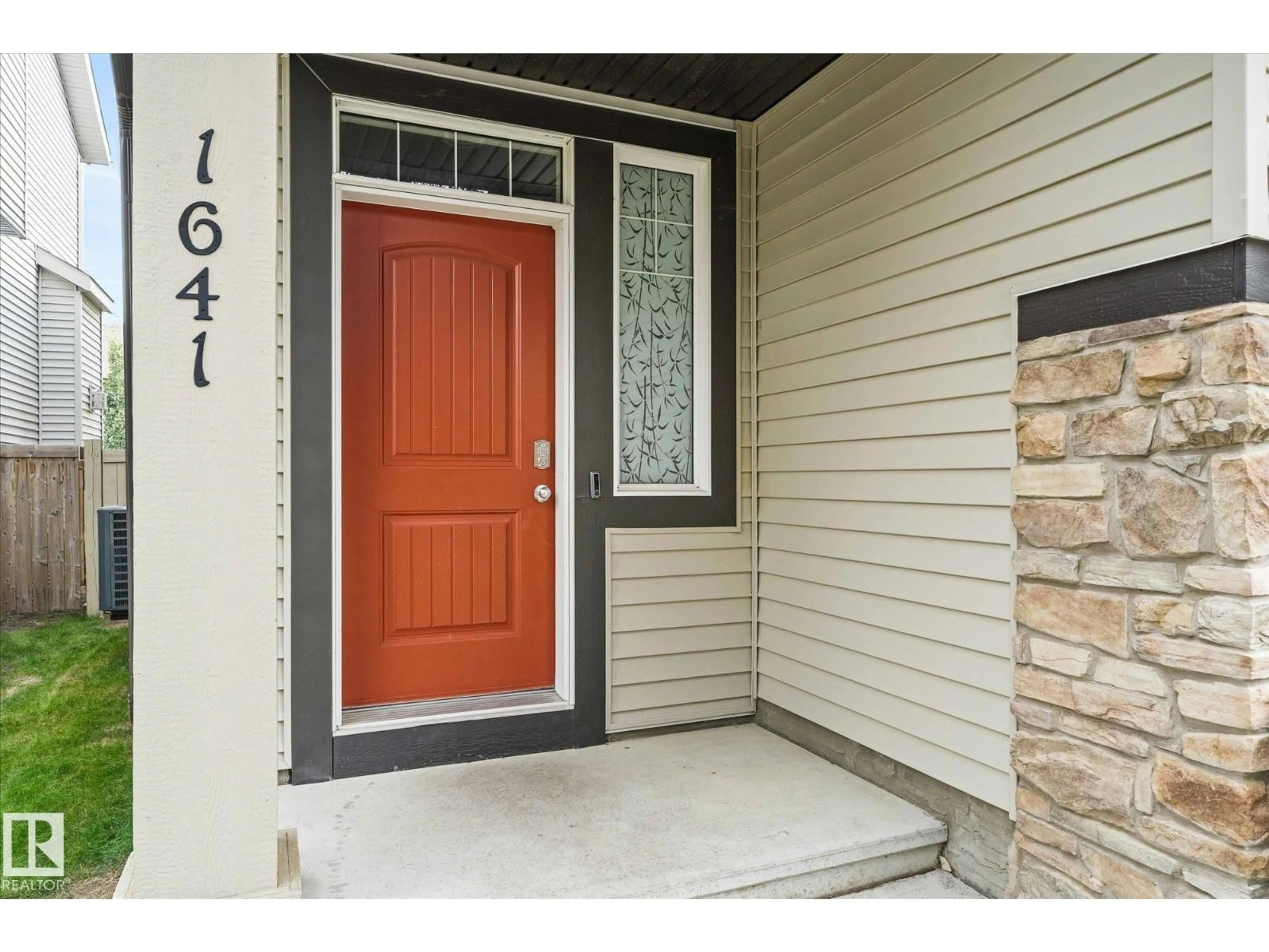 Indoor entryway for 1641 CHAPMAN WY, Edmonton Alberta T6W0Y5