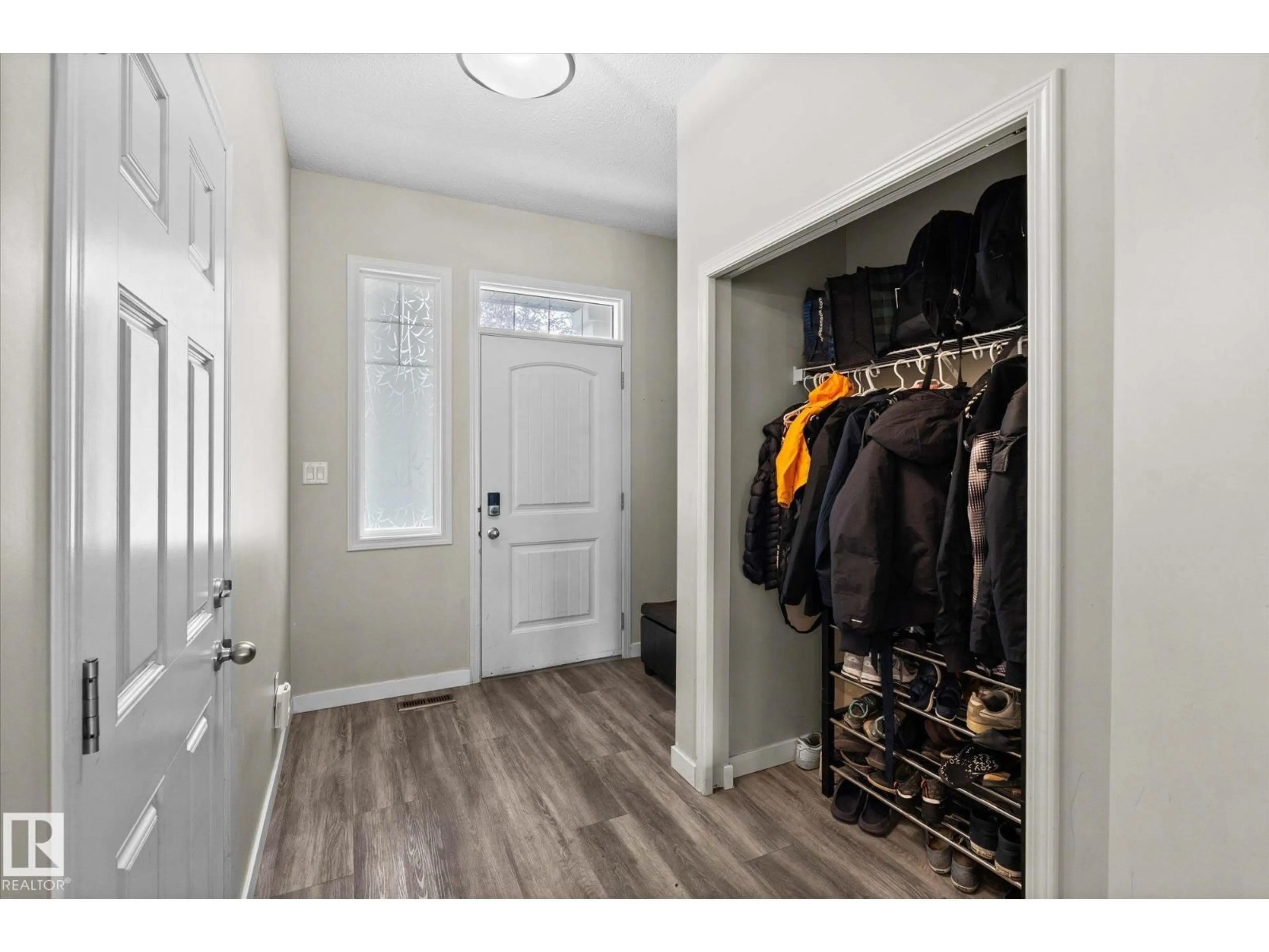 Indoor entryway for 1641 CHAPMAN WY, Edmonton Alberta T6W0Y5