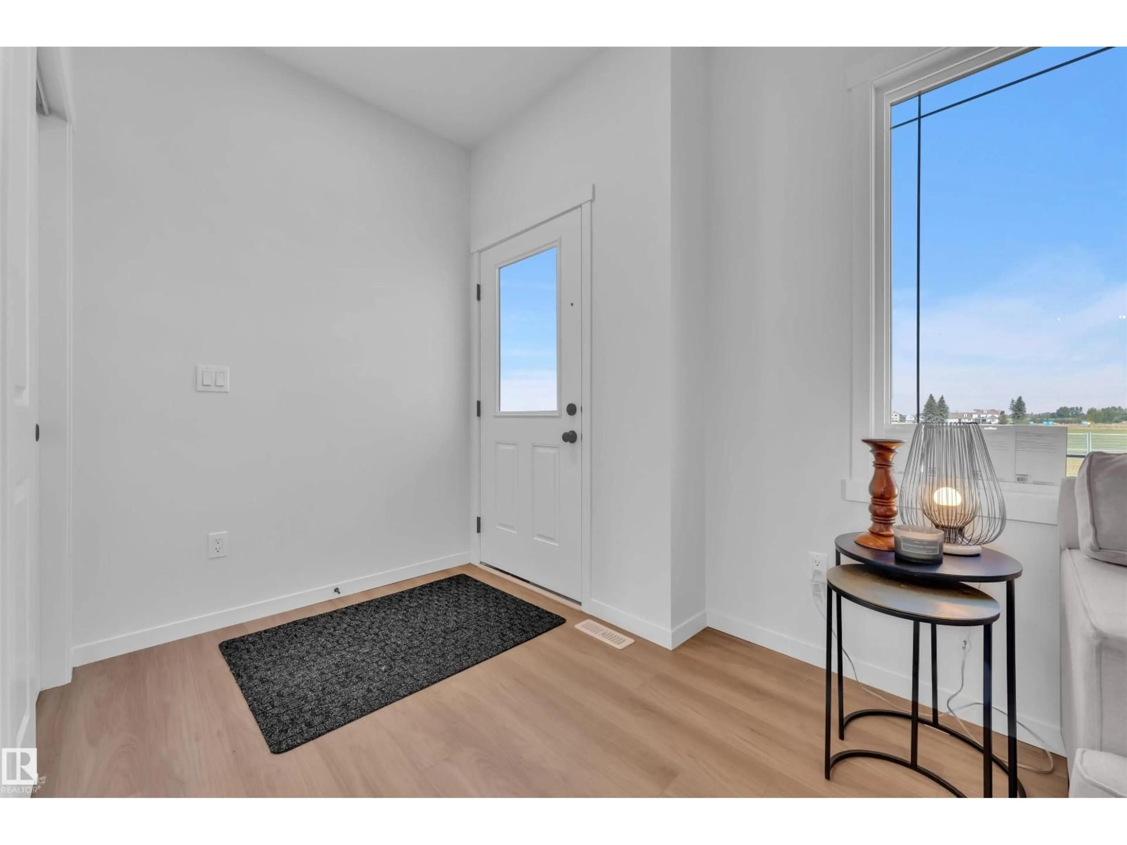 Indoor entryway for 1031 ASTER BV, Edmonton Alberta T6T2W7