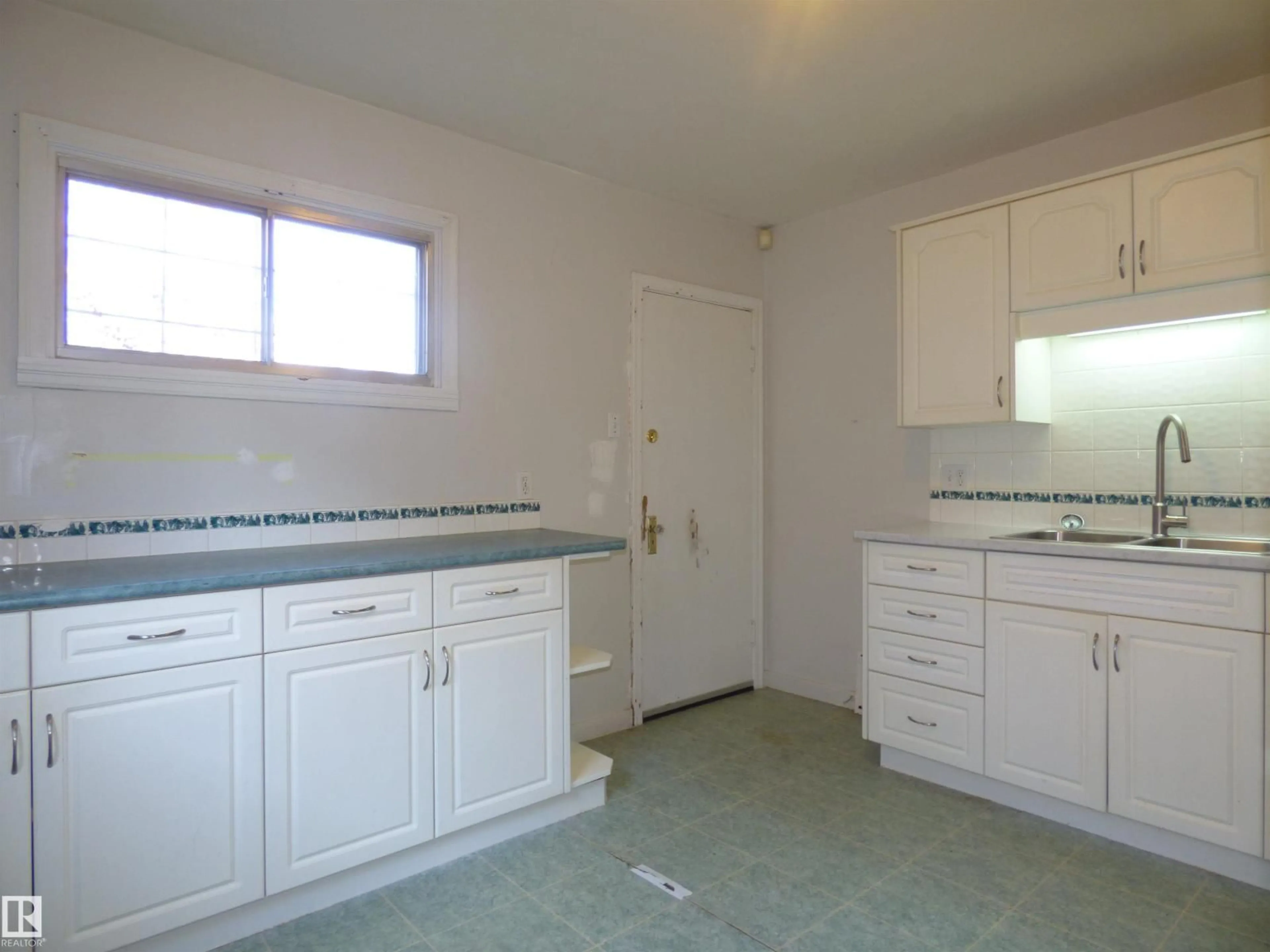 Standard kitchen, ceramic/tile floor for NW - 11206 104 ST, Edmonton Alberta T5G2K5
