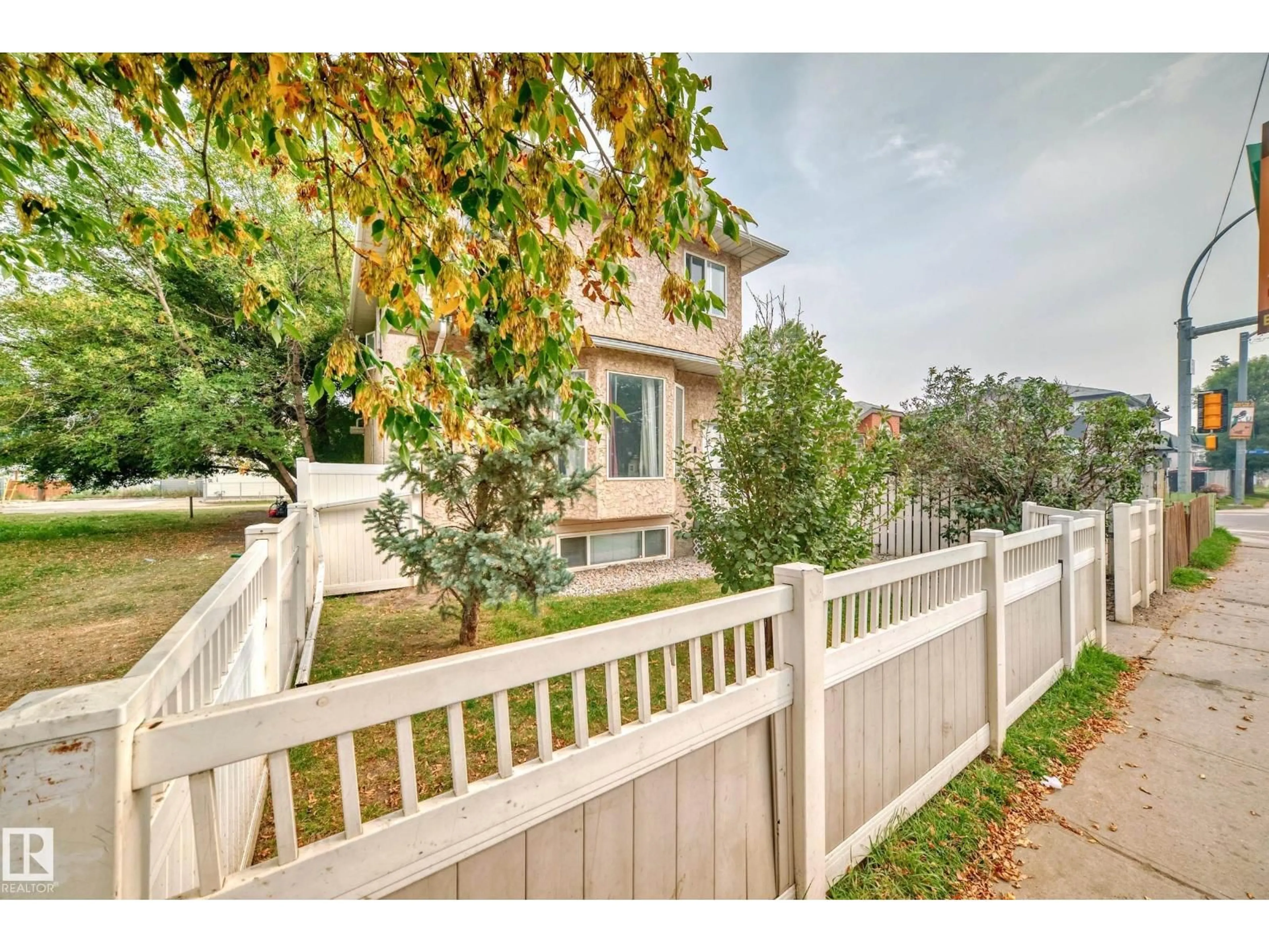 Patio, unknown for 10711A 95 ST, Edmonton Alberta T5H2C8