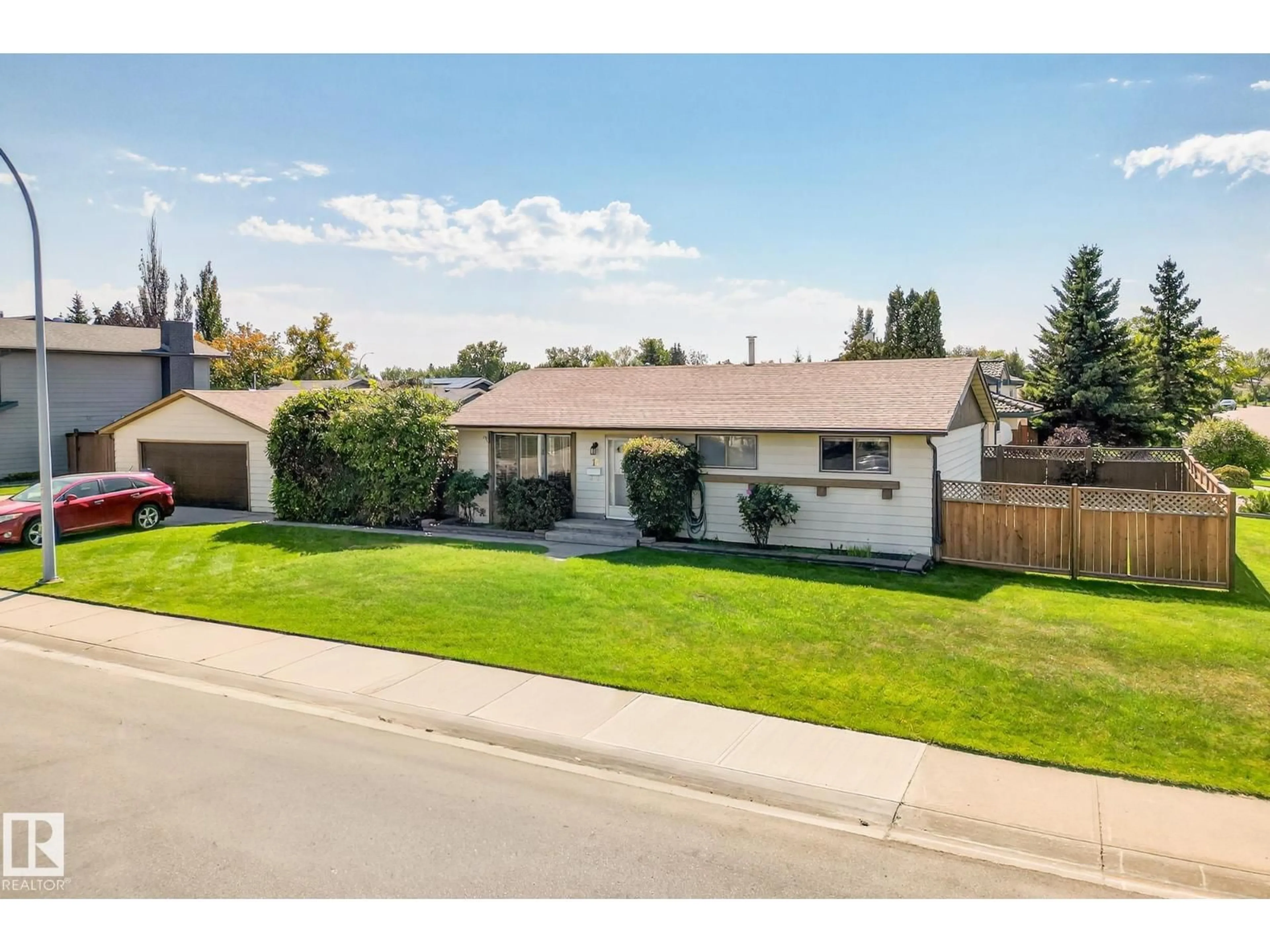 A pic from outside/outdoor area/front of a property/back of a property/a pic from drone, street for 19 SOUTHPARK DR, Leduc Alberta T9E4V4