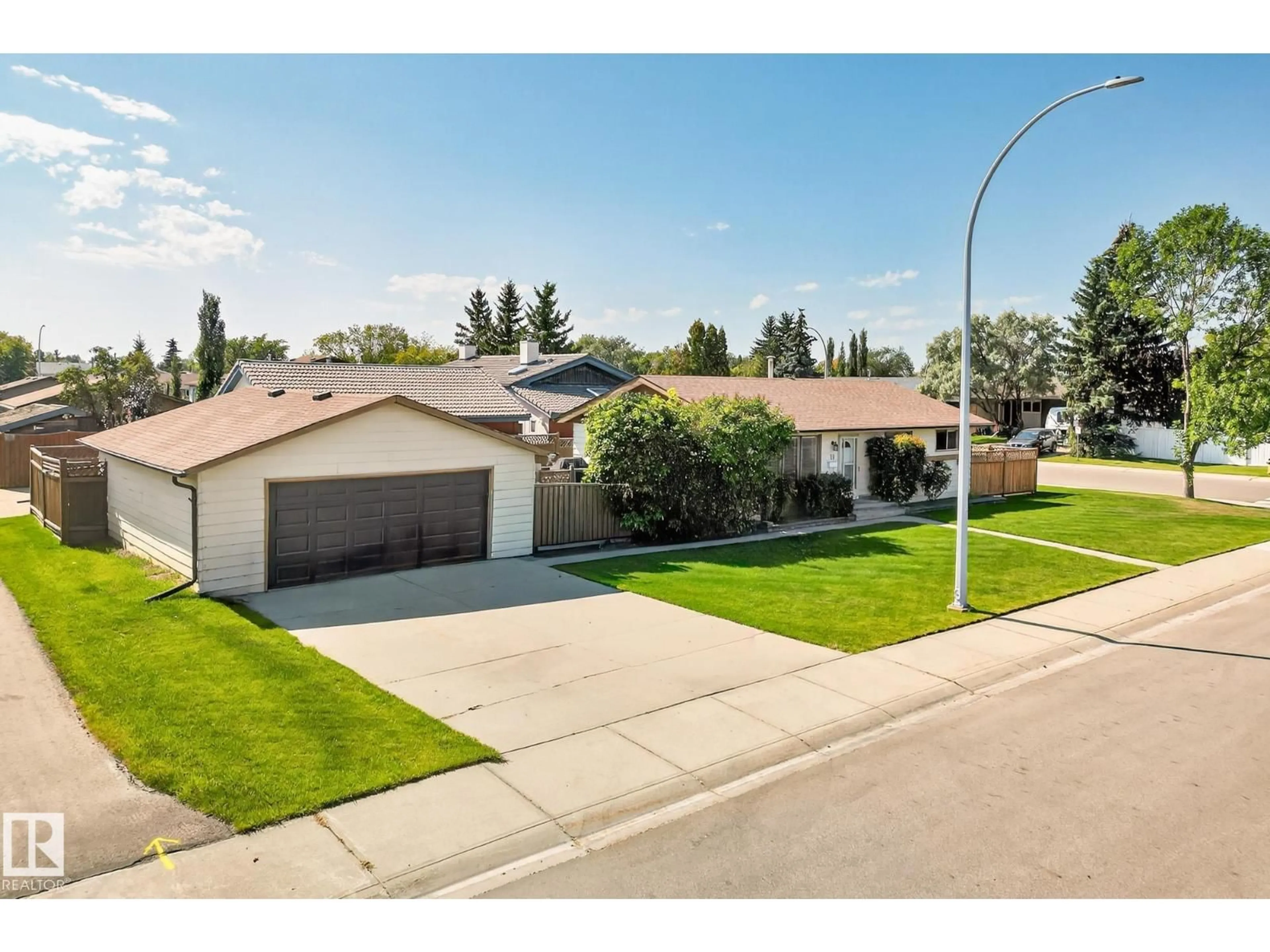 A pic from outside/outdoor area/front of a property/back of a property/a pic from drone, street for 19 SOUTHPARK DR, Leduc Alberta T9E4V4