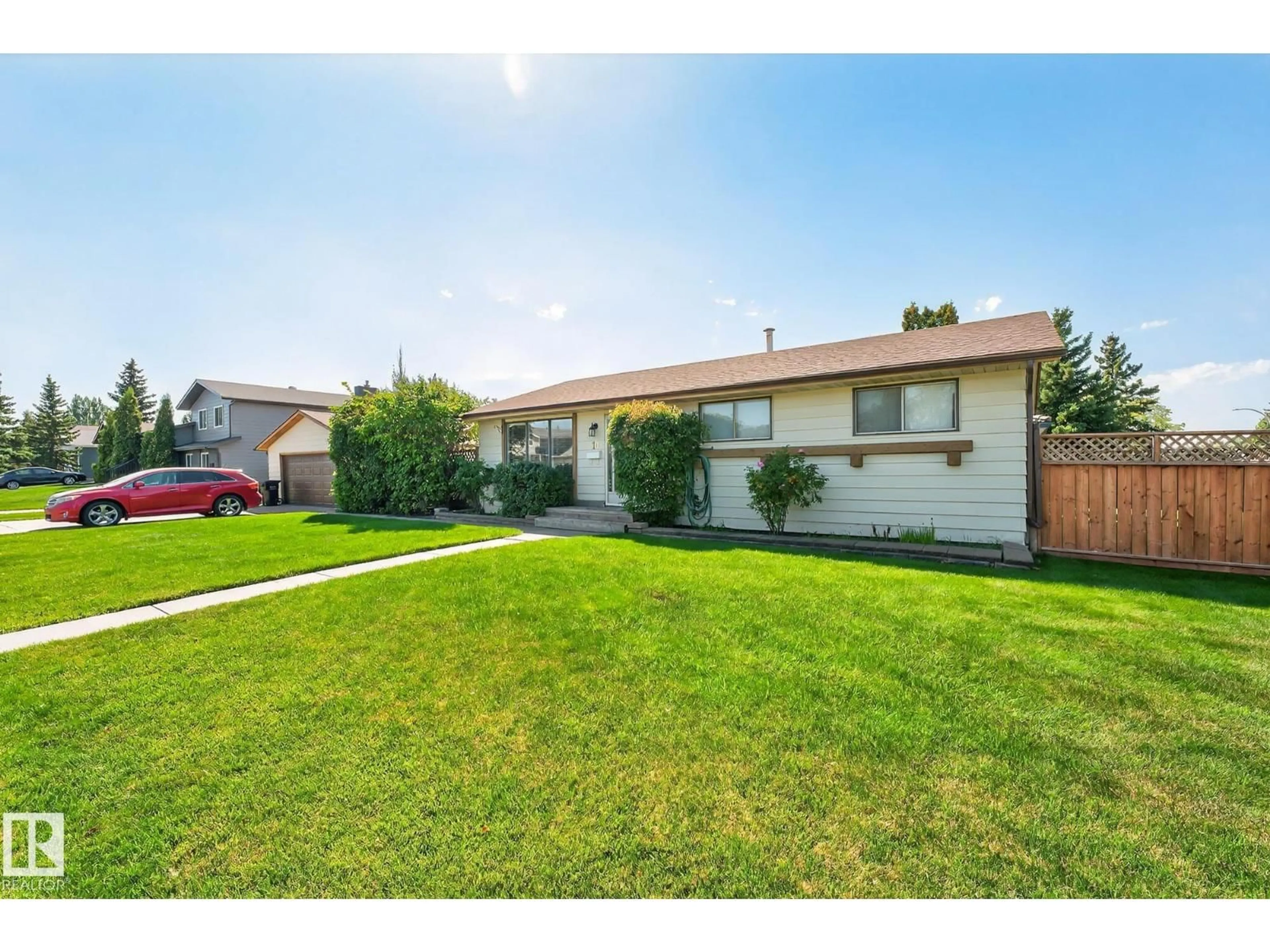 A pic from outside/outdoor area/front of a property/back of a property/a pic from drone, street for 19 SOUTHPARK DR, Leduc Alberta T9E4V4
