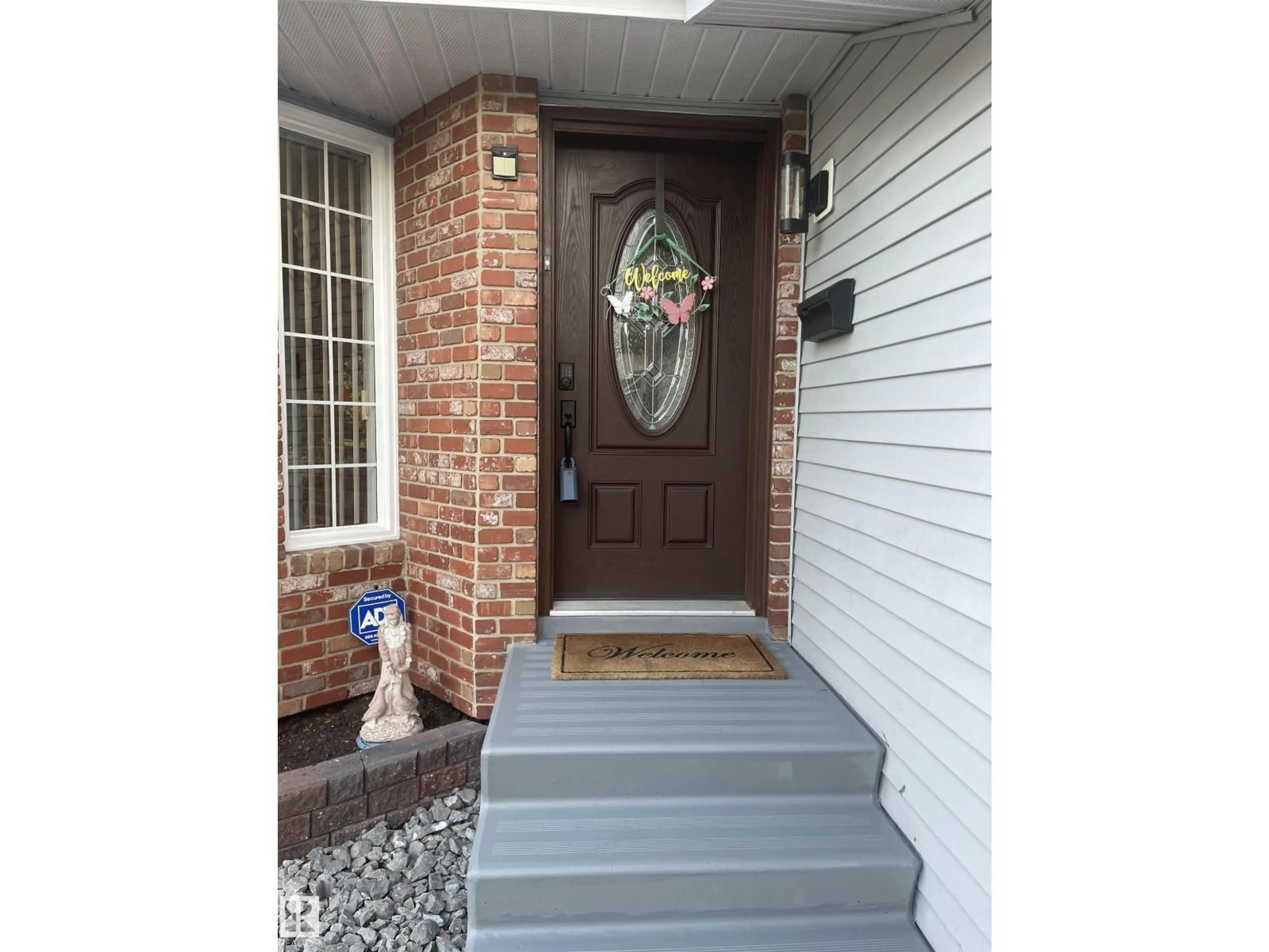 Indoor entryway for 3155 36 AV, Edmonton Alberta T6T1H8