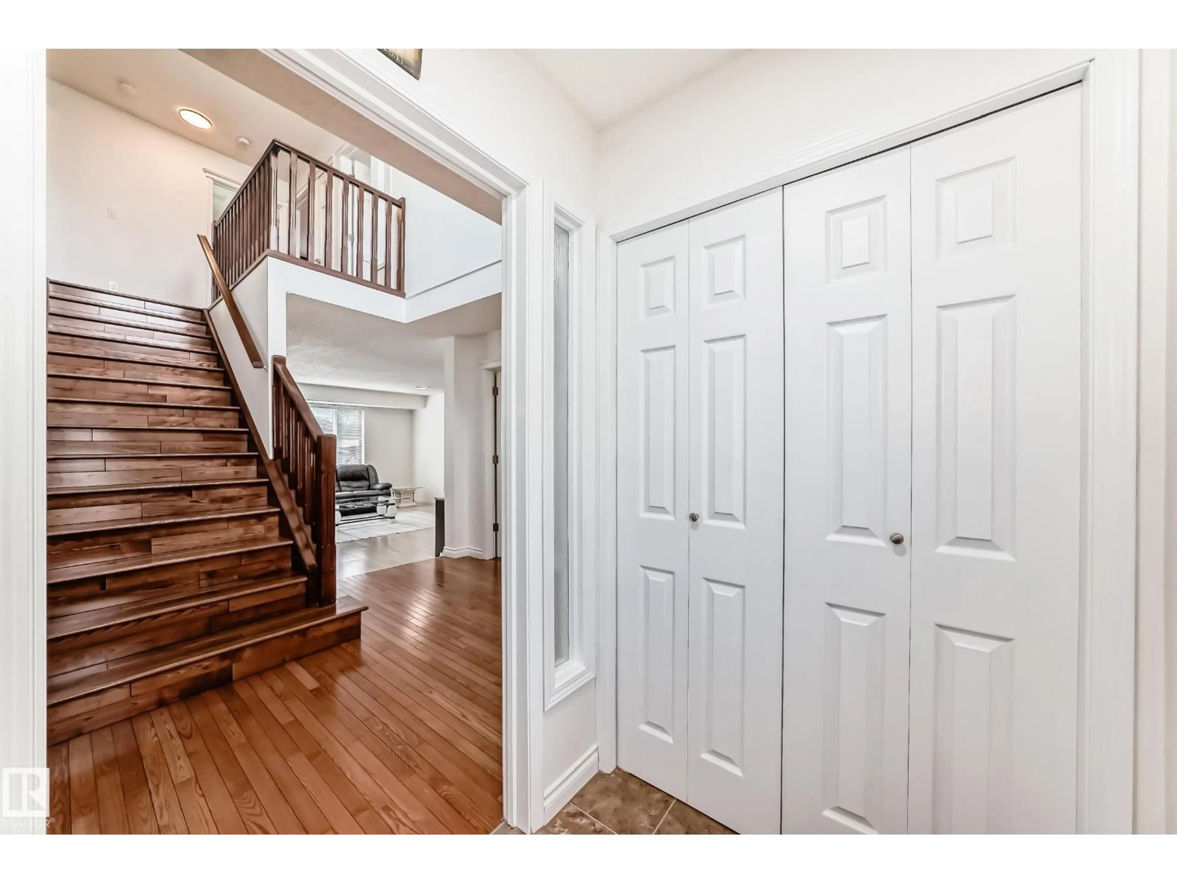 Indoor entryway for 3155 36 AV, Edmonton Alberta T6T1H8