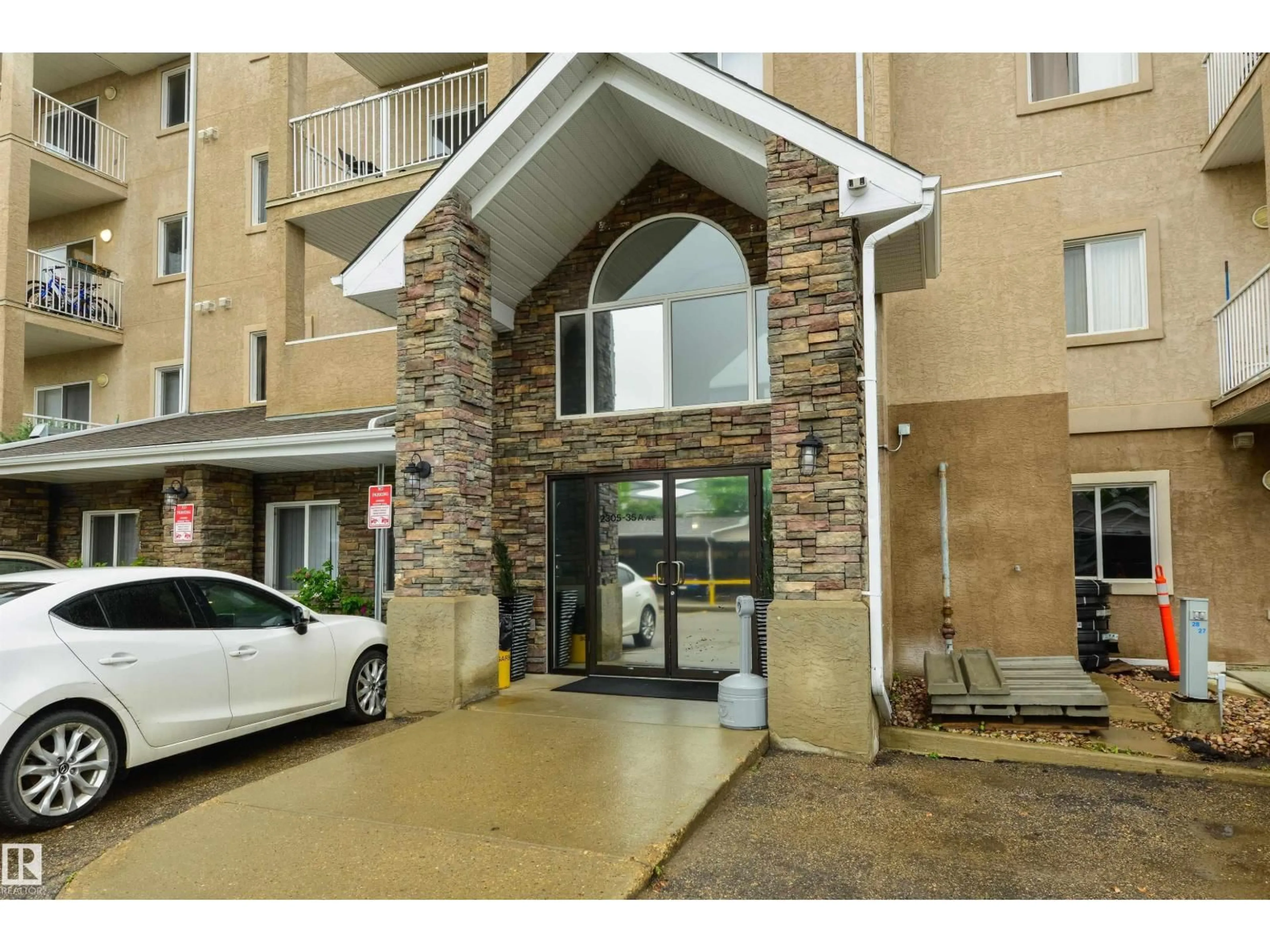 Indoor foyer for #226 - 2305 35A AV NW, Edmonton Alberta T6T1Z2