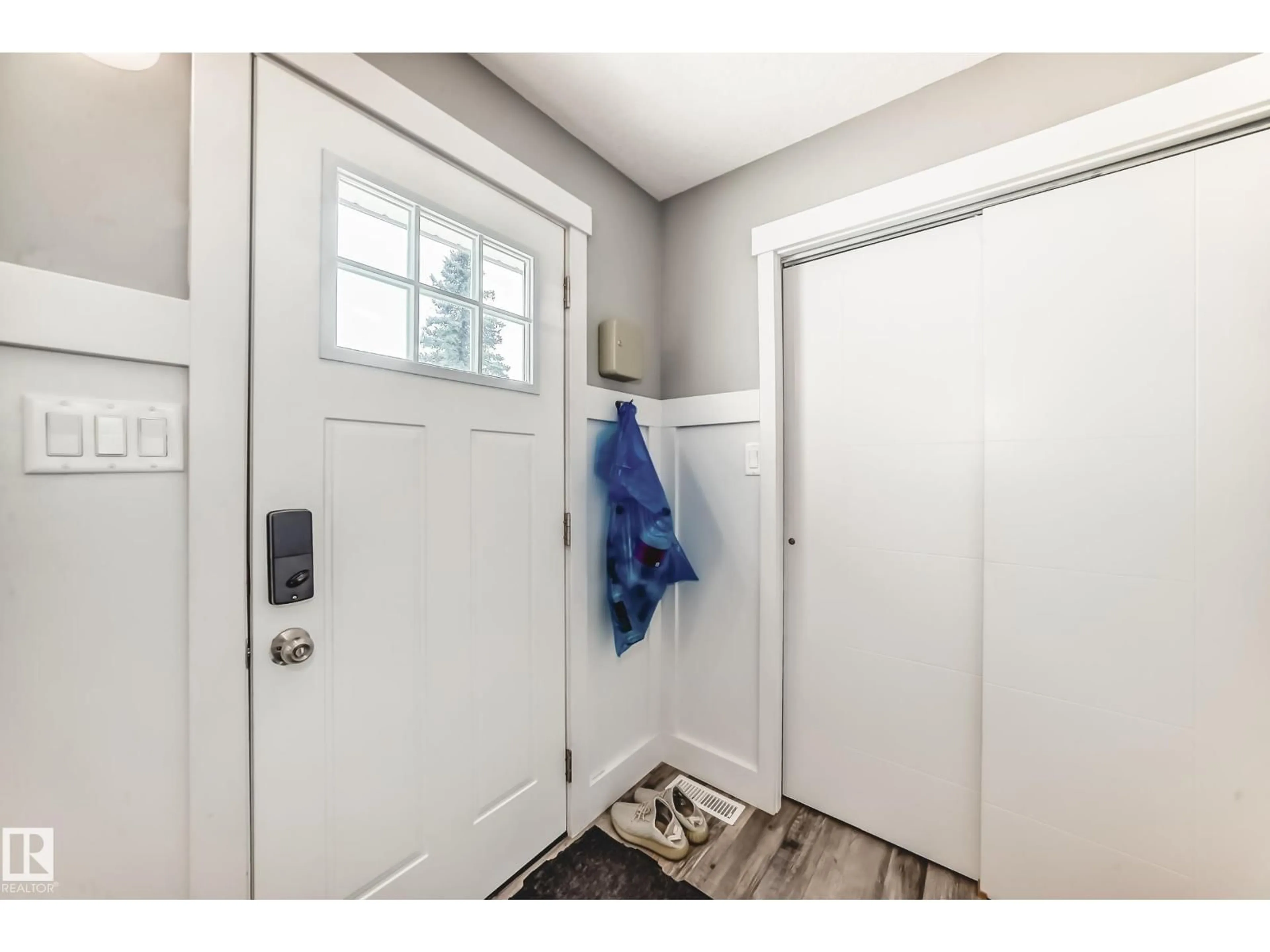 Indoor entryway for 26 CALEDONIA DR, Leduc Alberta T9E6C6