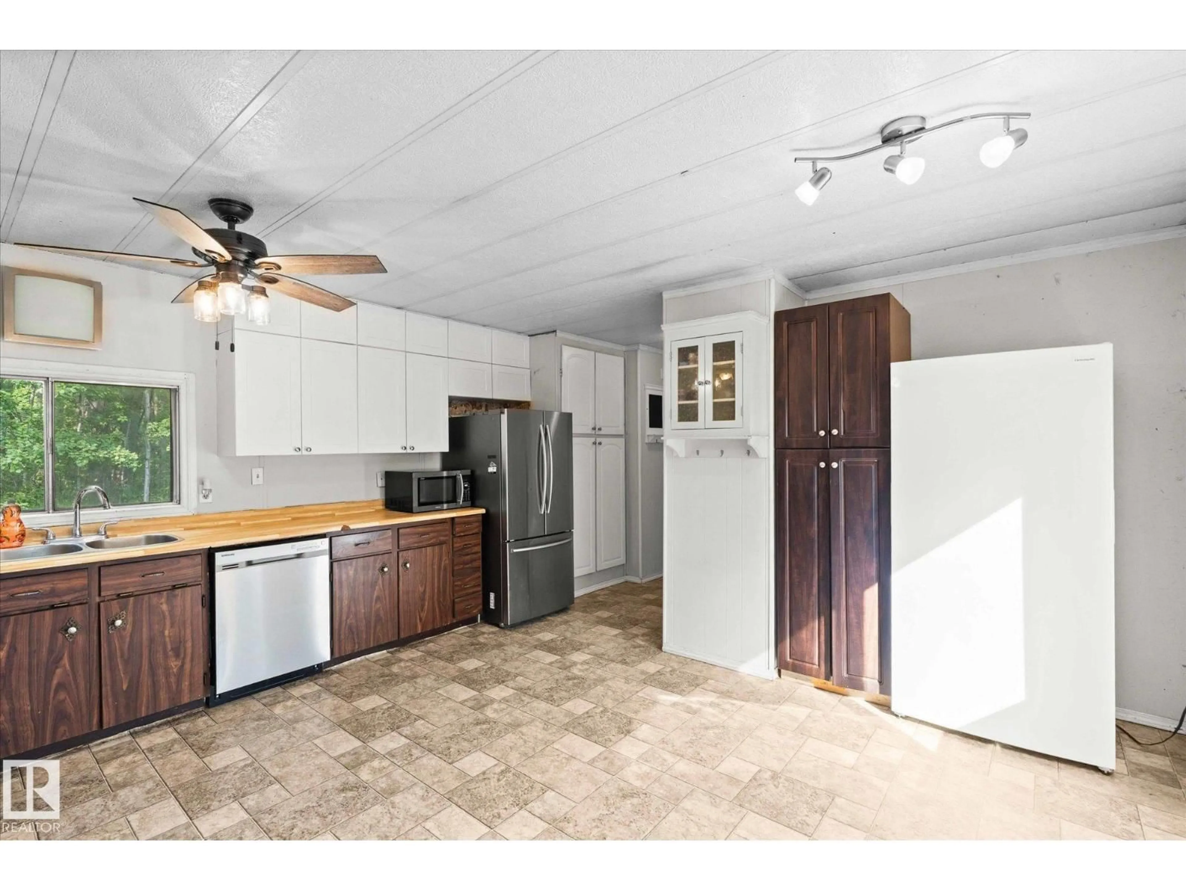 Open concept kitchen, unknown for 53319 - 327 RGE ROAD 31, Rural Parkland County Alberta T7Y0E3