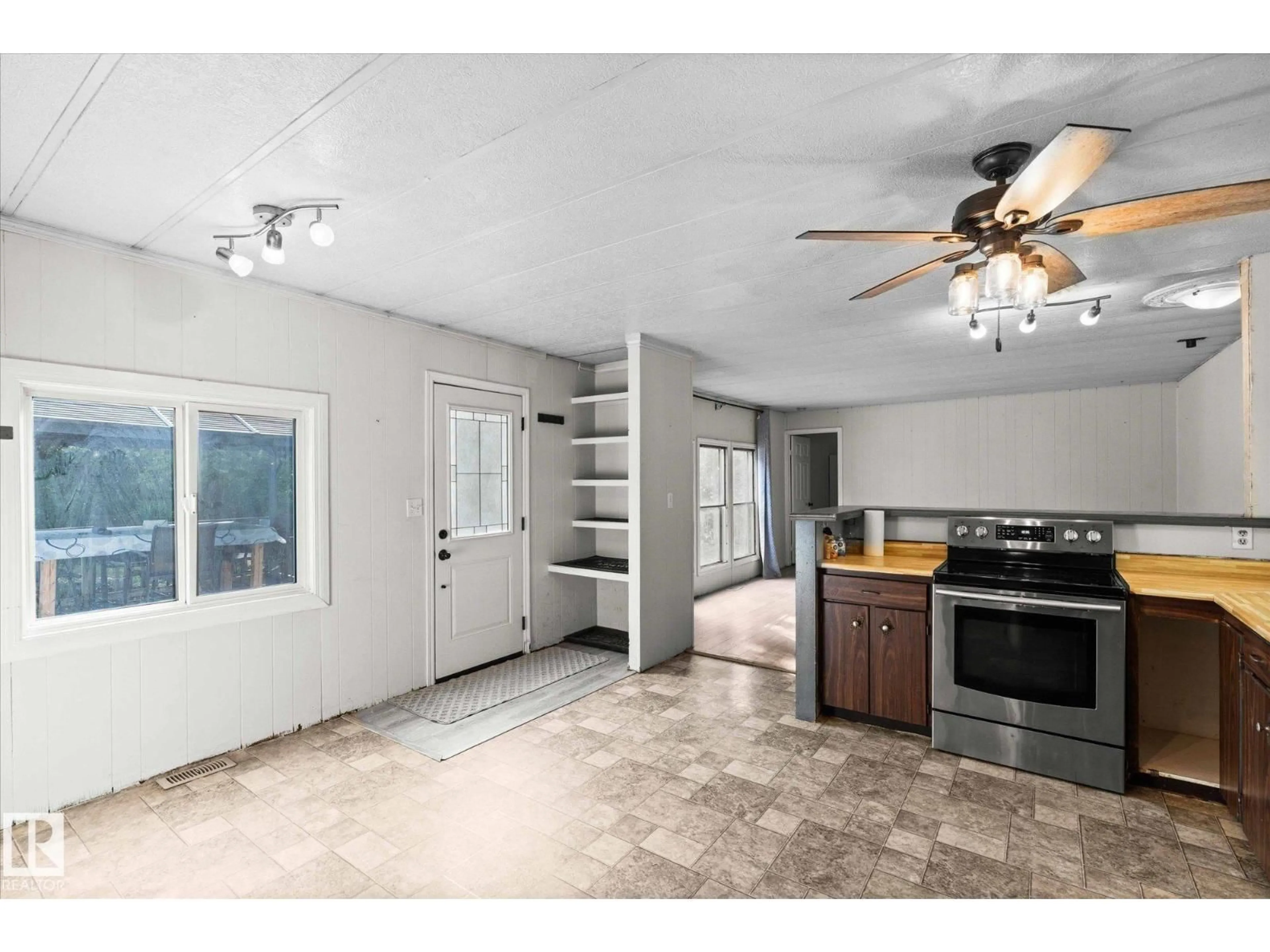 Open concept kitchen, ceramic/tile floor for 53319 - 327 RGE ROAD 31, Rural Parkland County Alberta T7Y0E3