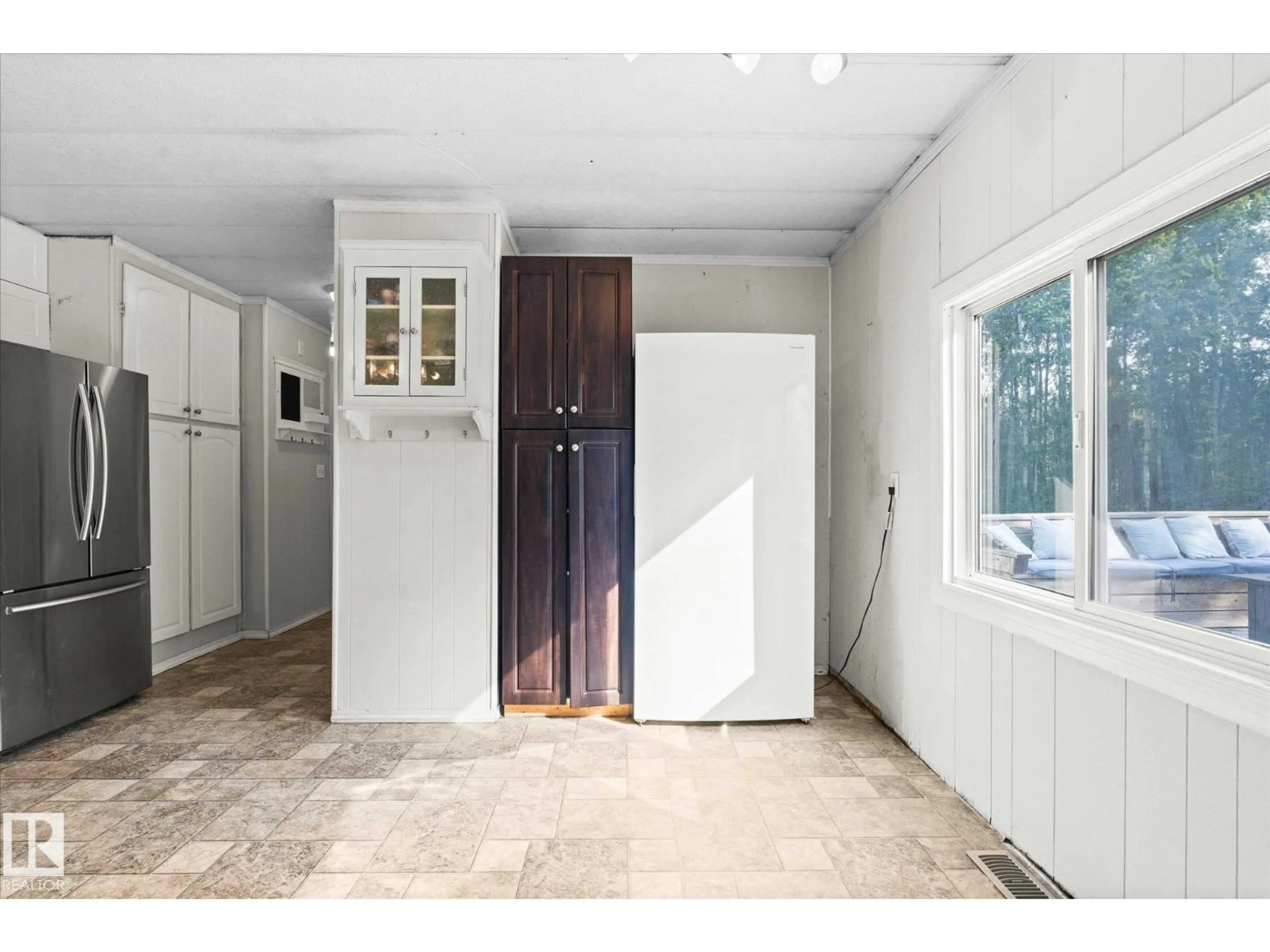 Indoor entryway for 53319 - 327 RGE ROAD 31, Rural Parkland County Alberta T7Y0E3