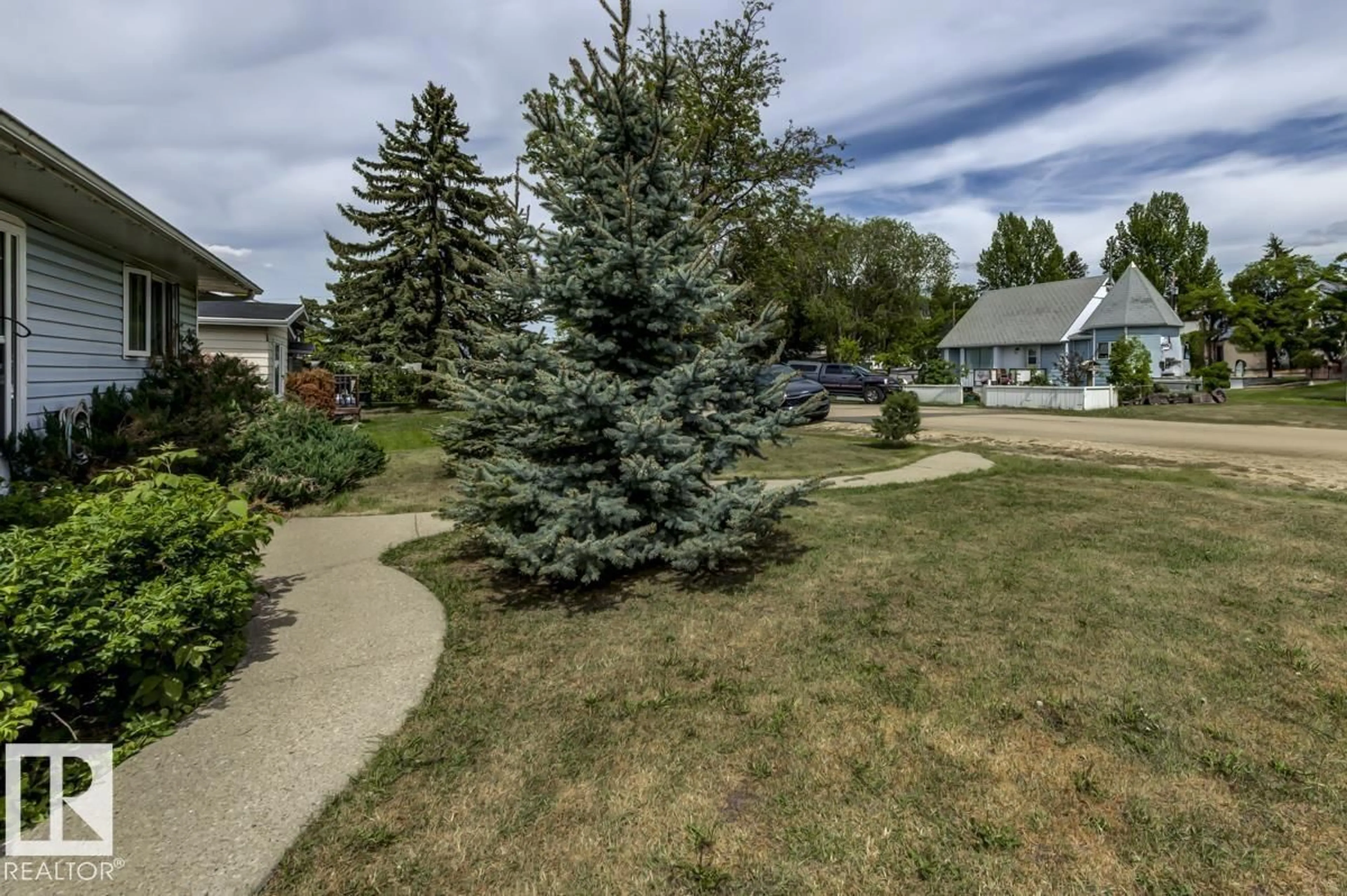 A pic from outside/outdoor area/front of a property/back of a property/a pic from drone, street for 70 54569 RGE ROAD 215, Josephburg Alberta T8L4B9