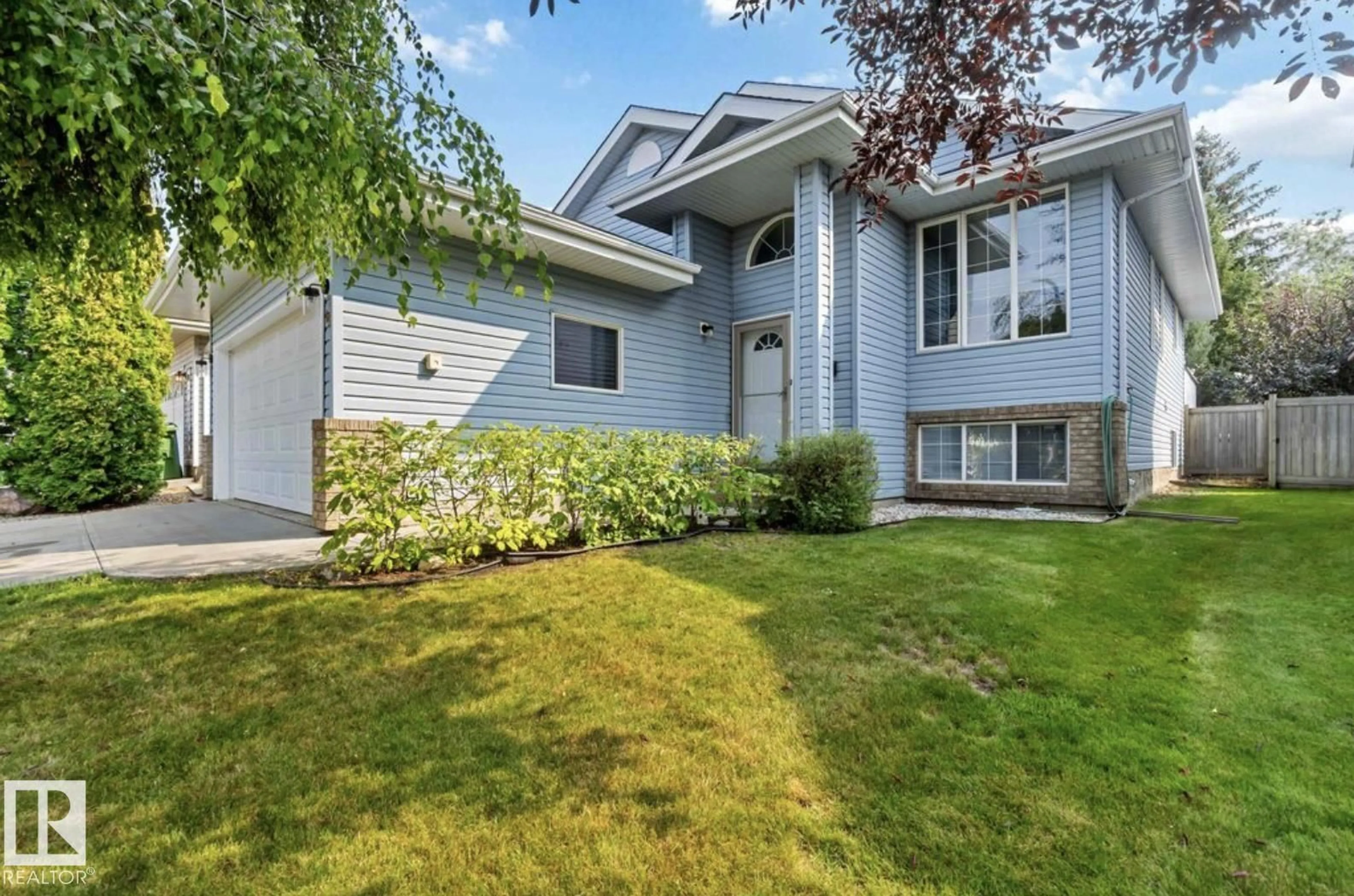 Home with vinyl exterior material, street for 19 WESTWOOD GREEN, Fort Saskatchewan Alberta T8L4G3