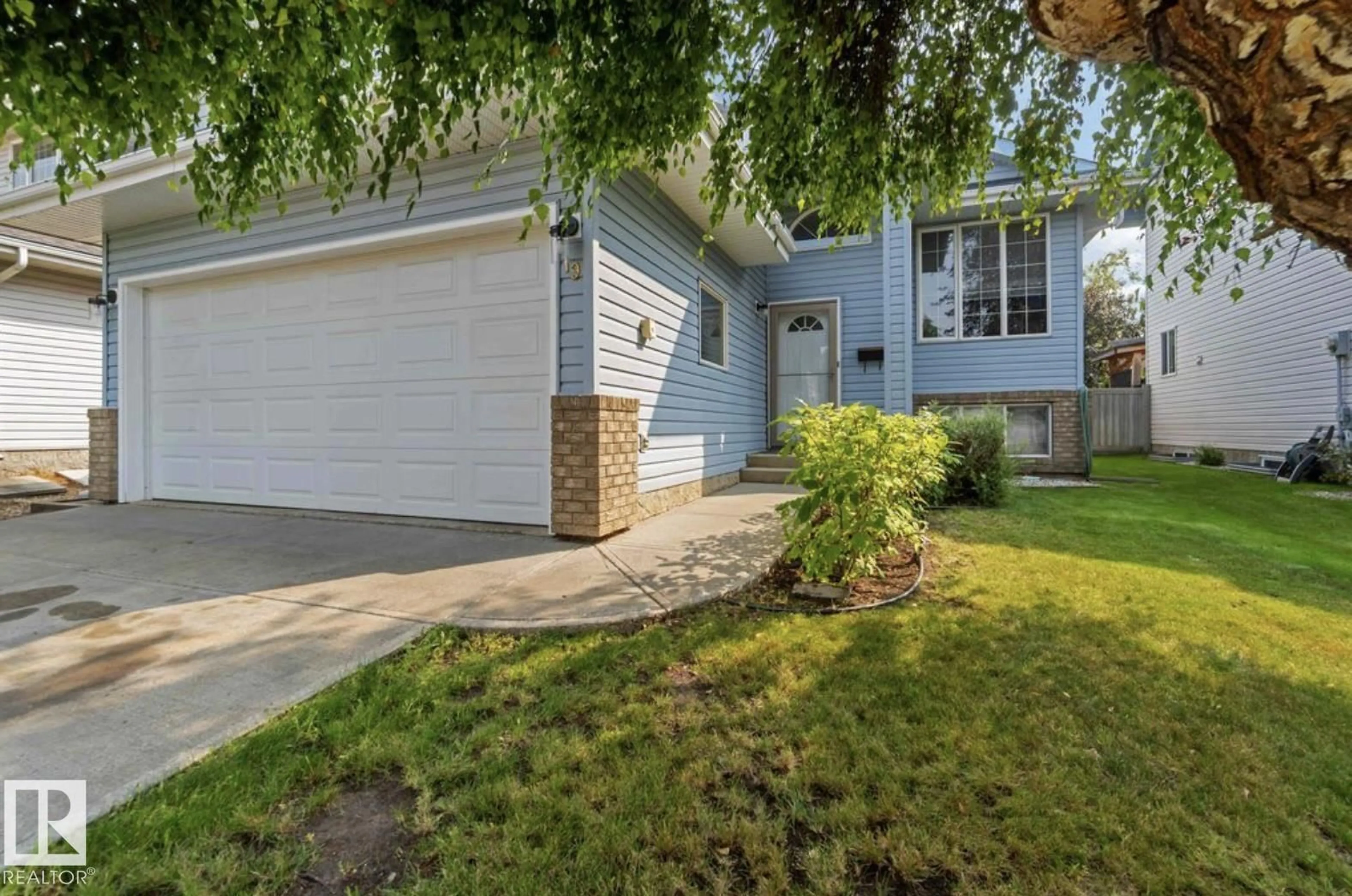 Home with vinyl exterior material, street for 19 WESTWOOD GREEN, Fort Saskatchewan Alberta T8L4G3