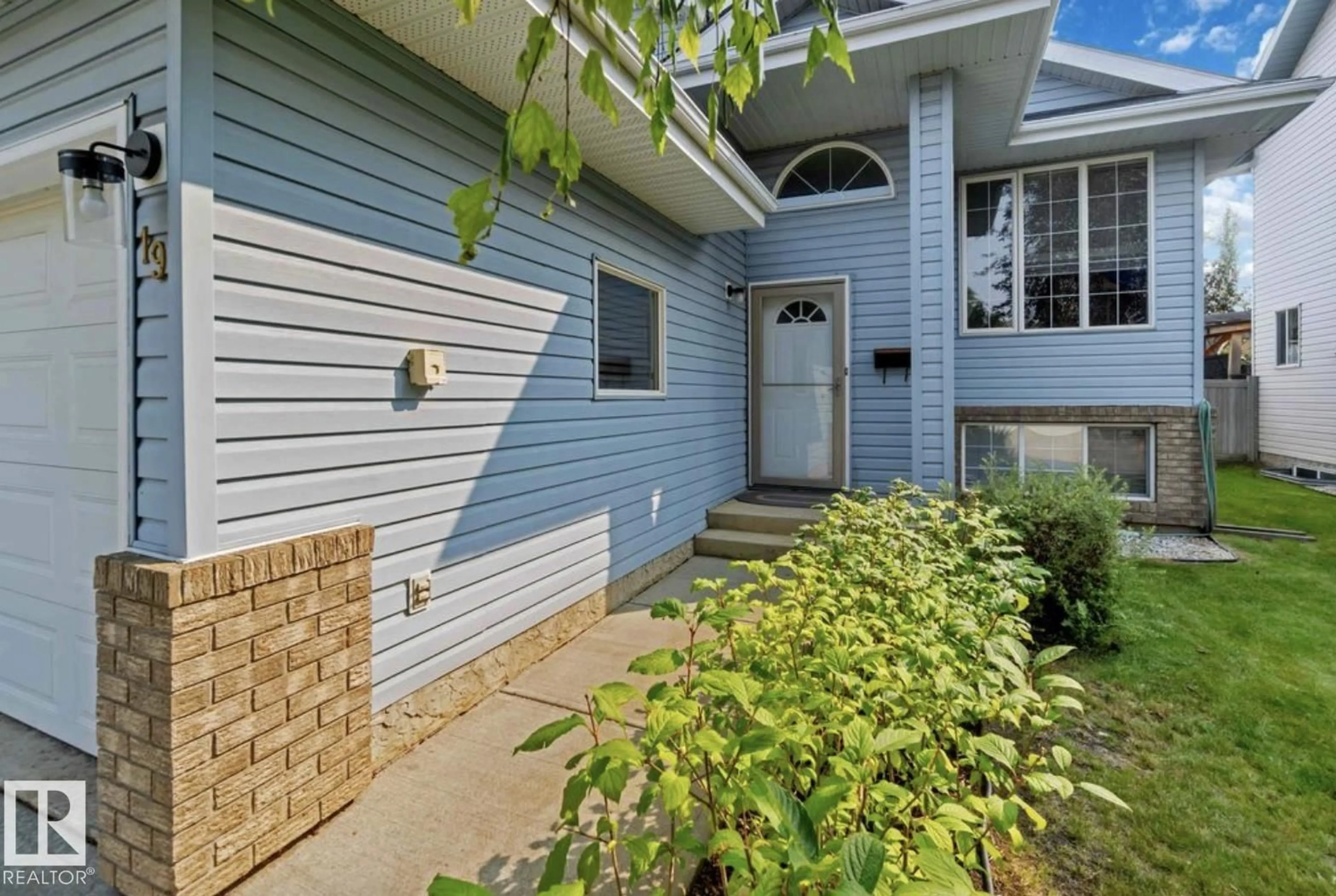 Home with vinyl exterior material, street for 19 WESTWOOD GREEN, Fort Saskatchewan Alberta T8L4G3