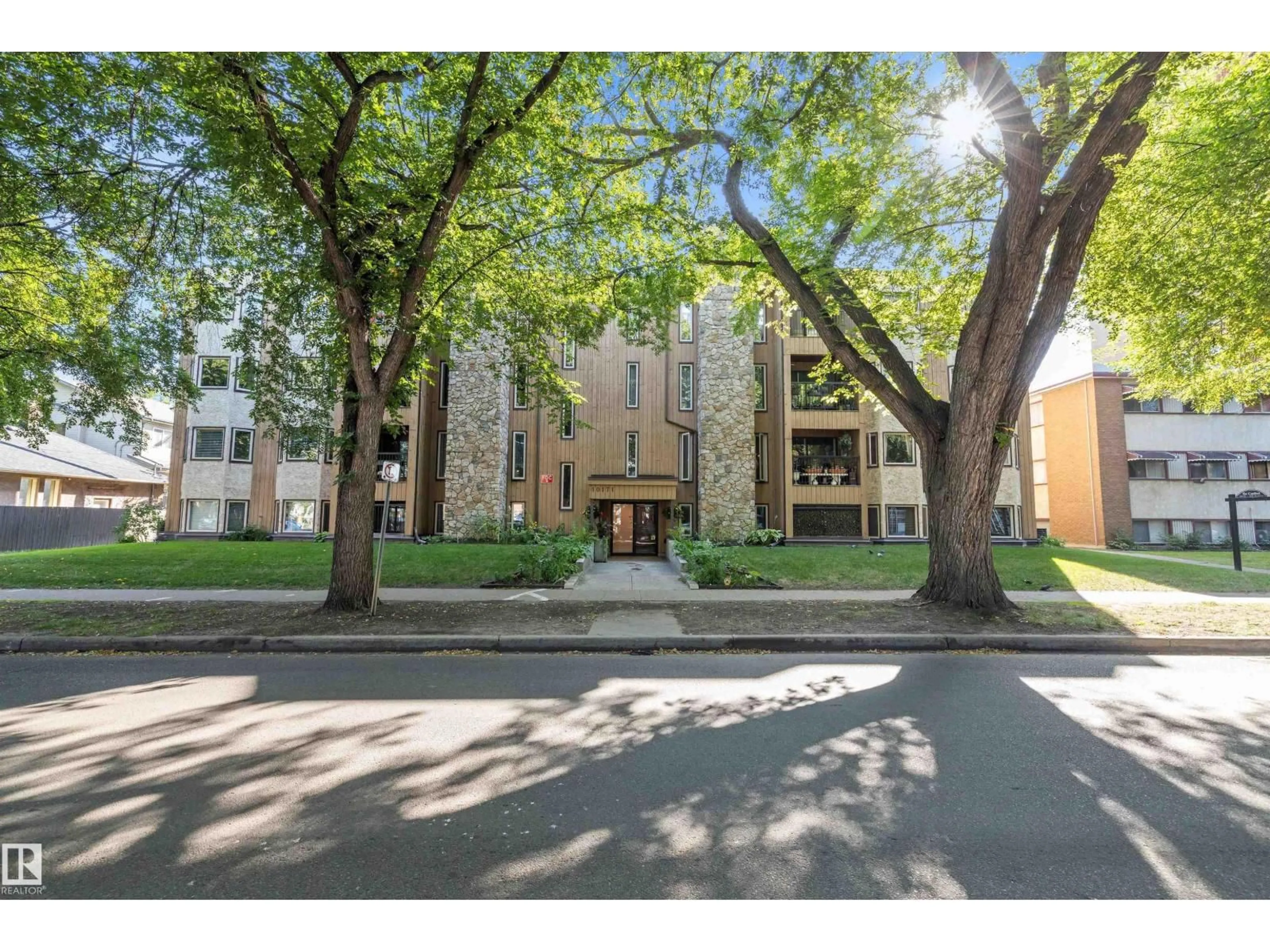 Indoor foyer for #307 - 10171 119 ST, Edmonton Alberta T5K1Z1