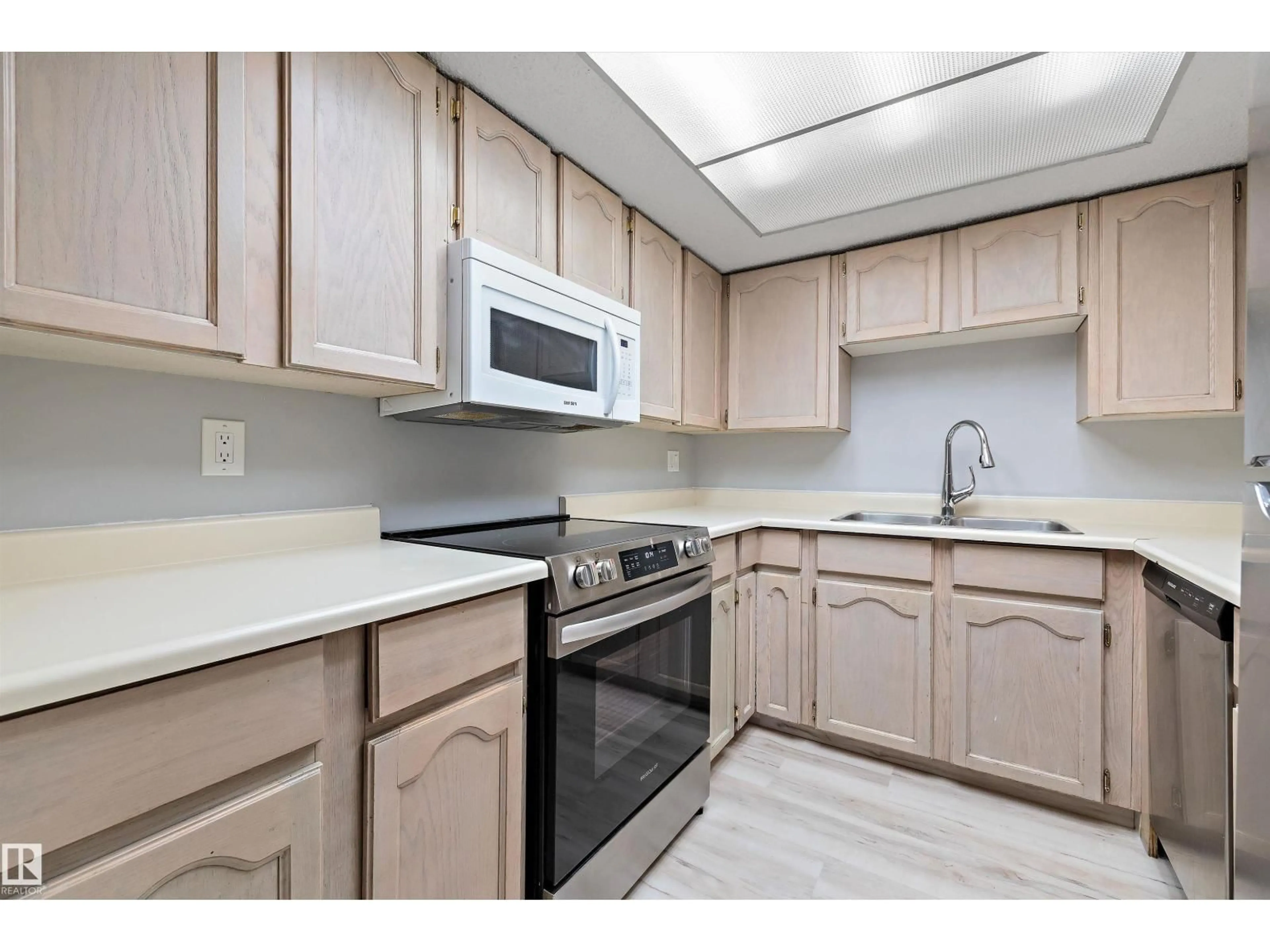 Standard kitchen, unknown for #307 - 10171 119 ST, Edmonton Alberta T5K1Z1