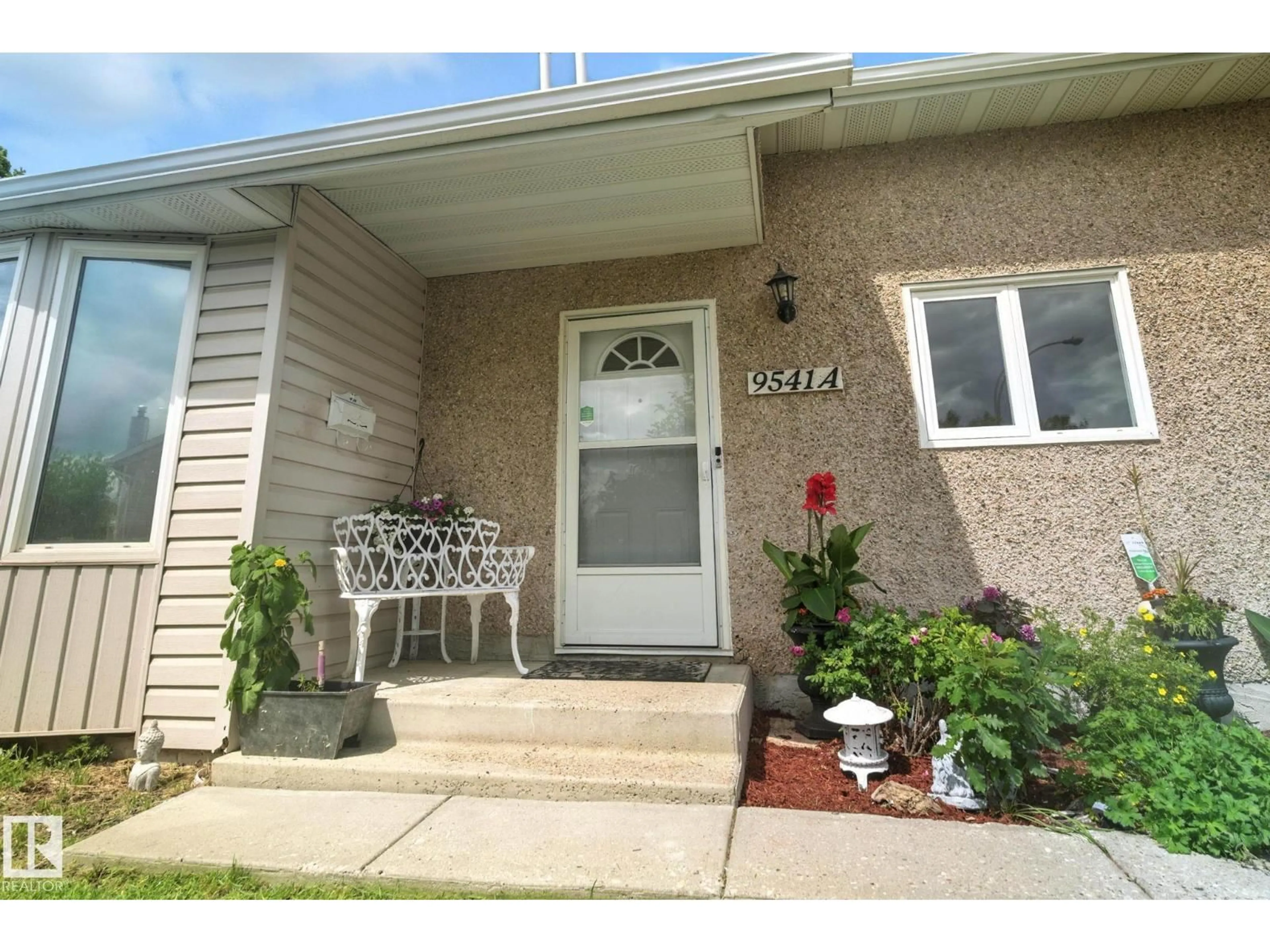 Indoor entryway for NW - 9541 A 180 ST, Edmonton Alberta T5T2Z4