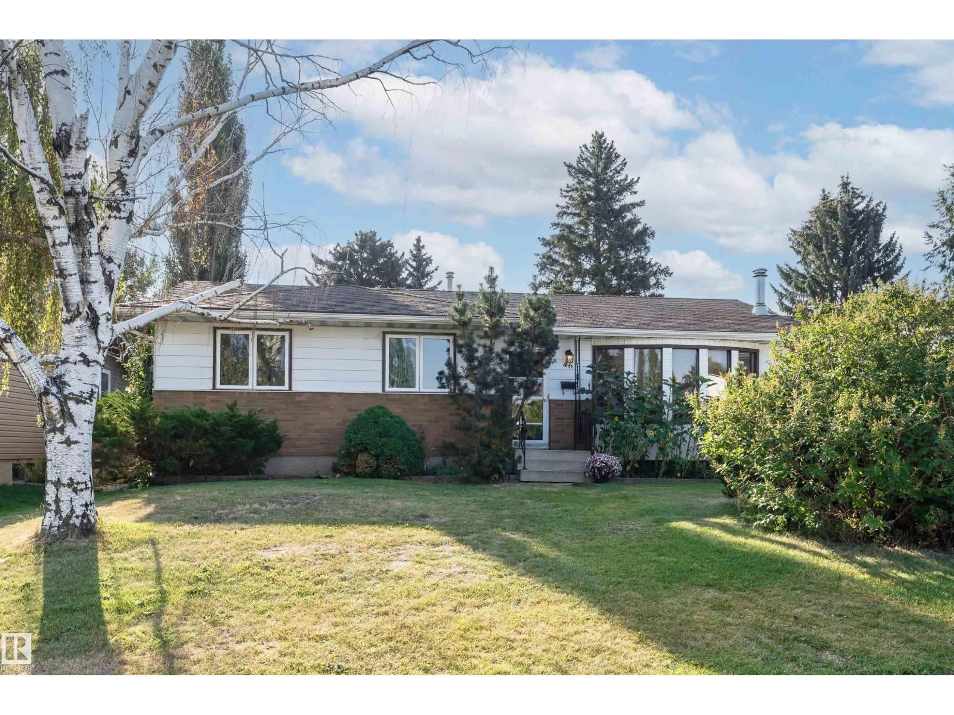 Home with vinyl exterior material, street for 46 GRAHAM RD, Sherwood Park Alberta T8A3L8