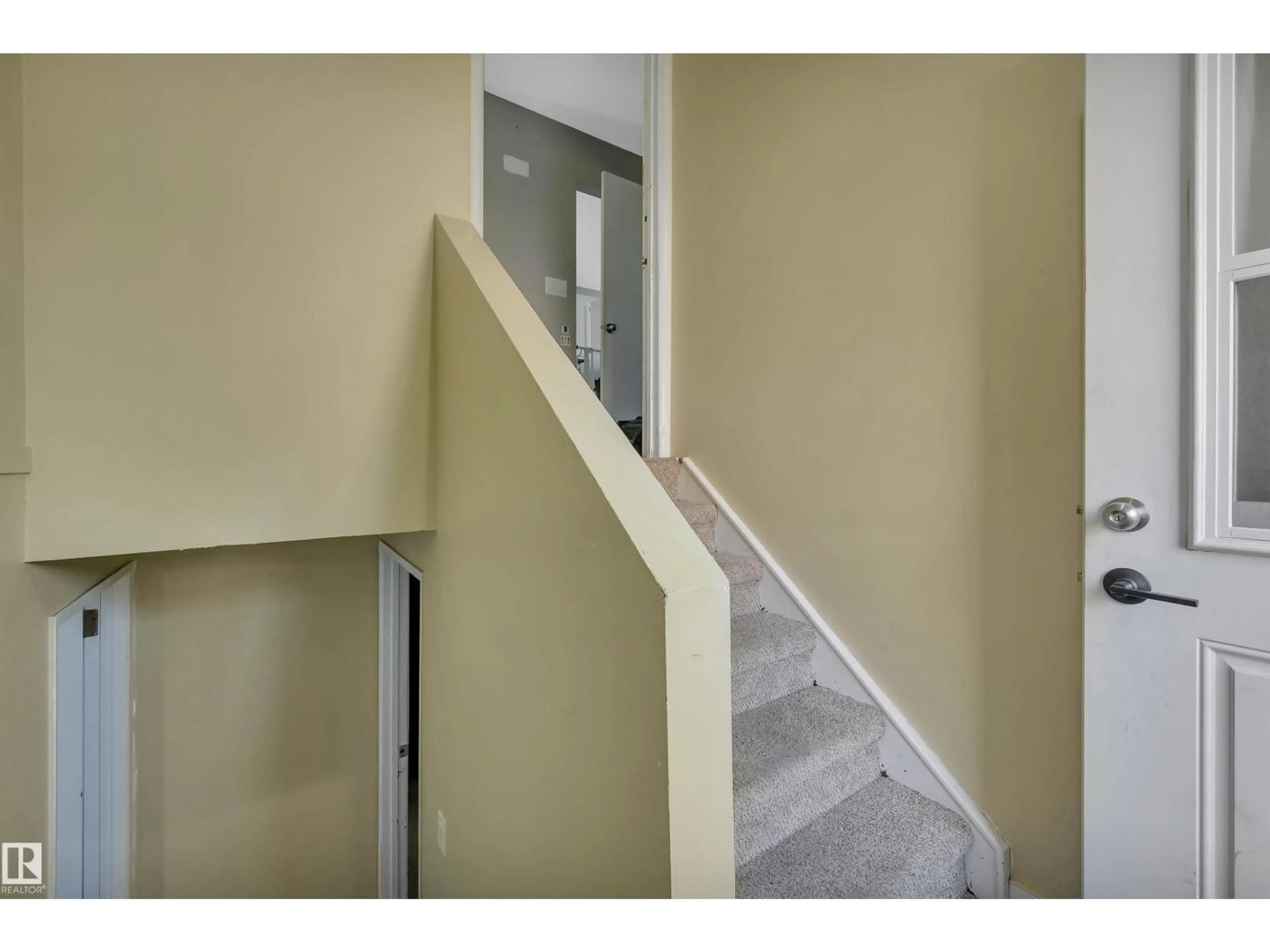 Stairs for 3011 139 AV NW, Edmonton Alberta T5Y1M1