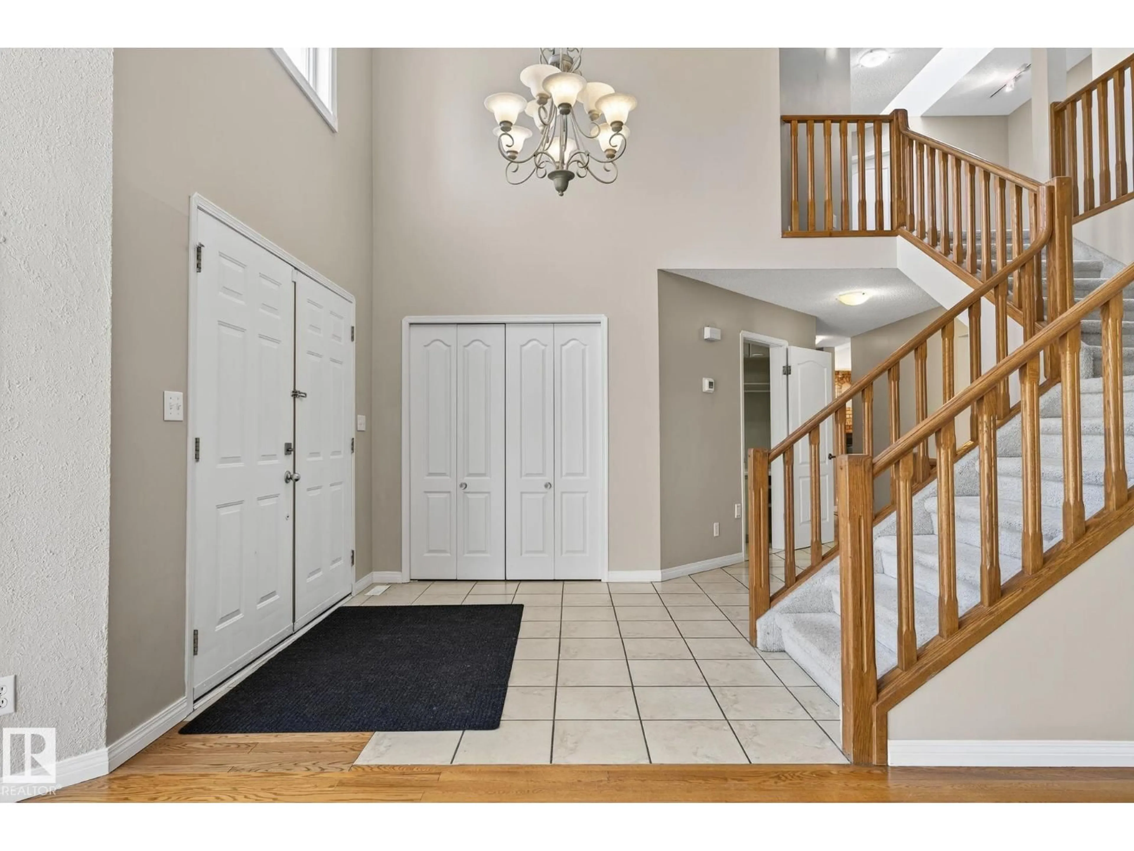 Indoor entryway for 520 WOLF WILLOW RD, Edmonton Alberta T5T1E4