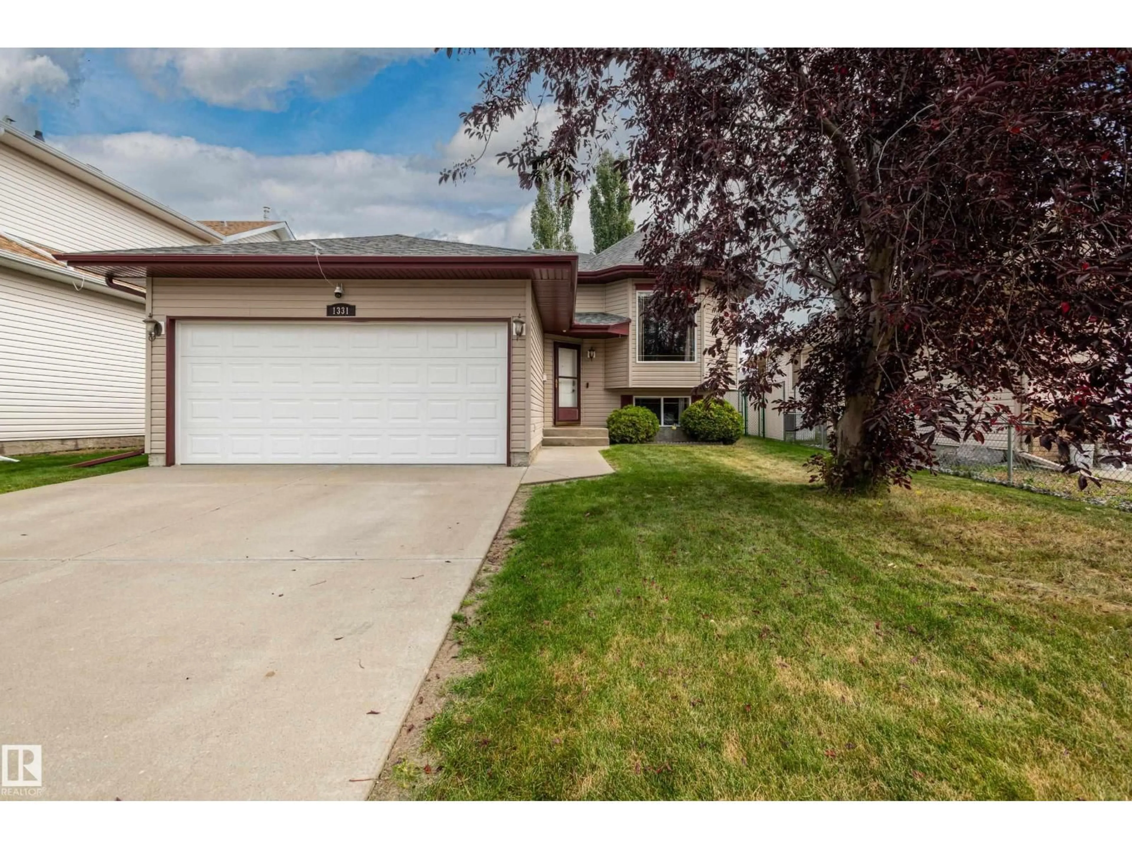 Home with vinyl exterior material, street for 1331 OAKLAND CR, Devon Alberta T9G2E6