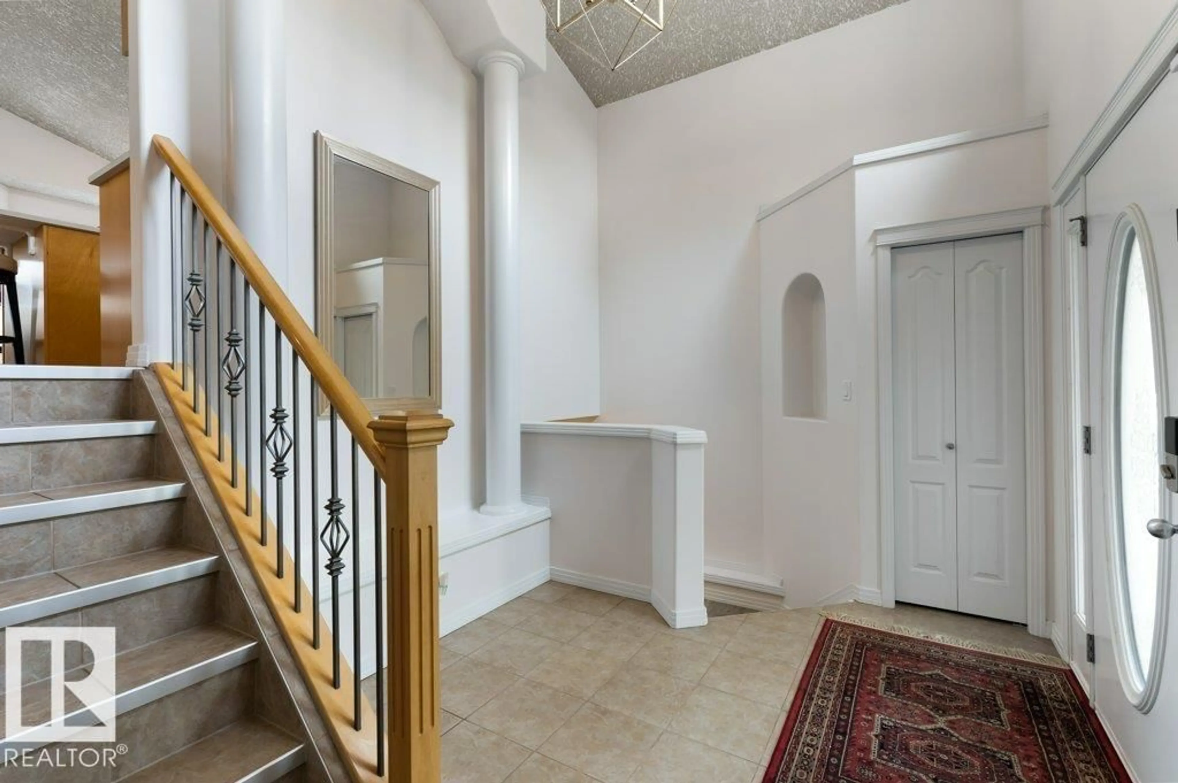 Indoor foyer for NW - 6136 165 AV, Edmonton Alberta T5Y3L5