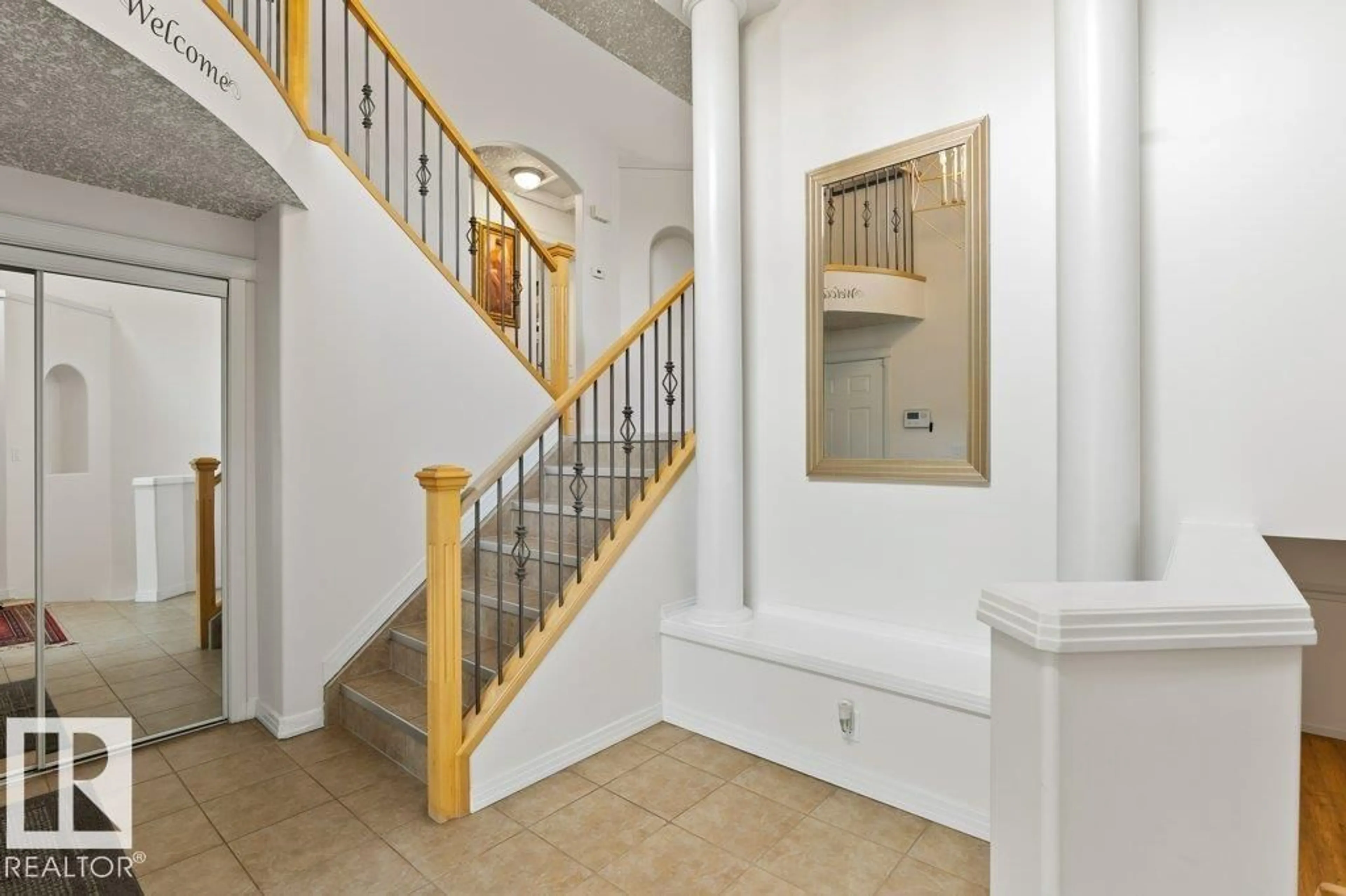 Indoor foyer for NW - 6136 165 AV, Edmonton Alberta T5Y3L5