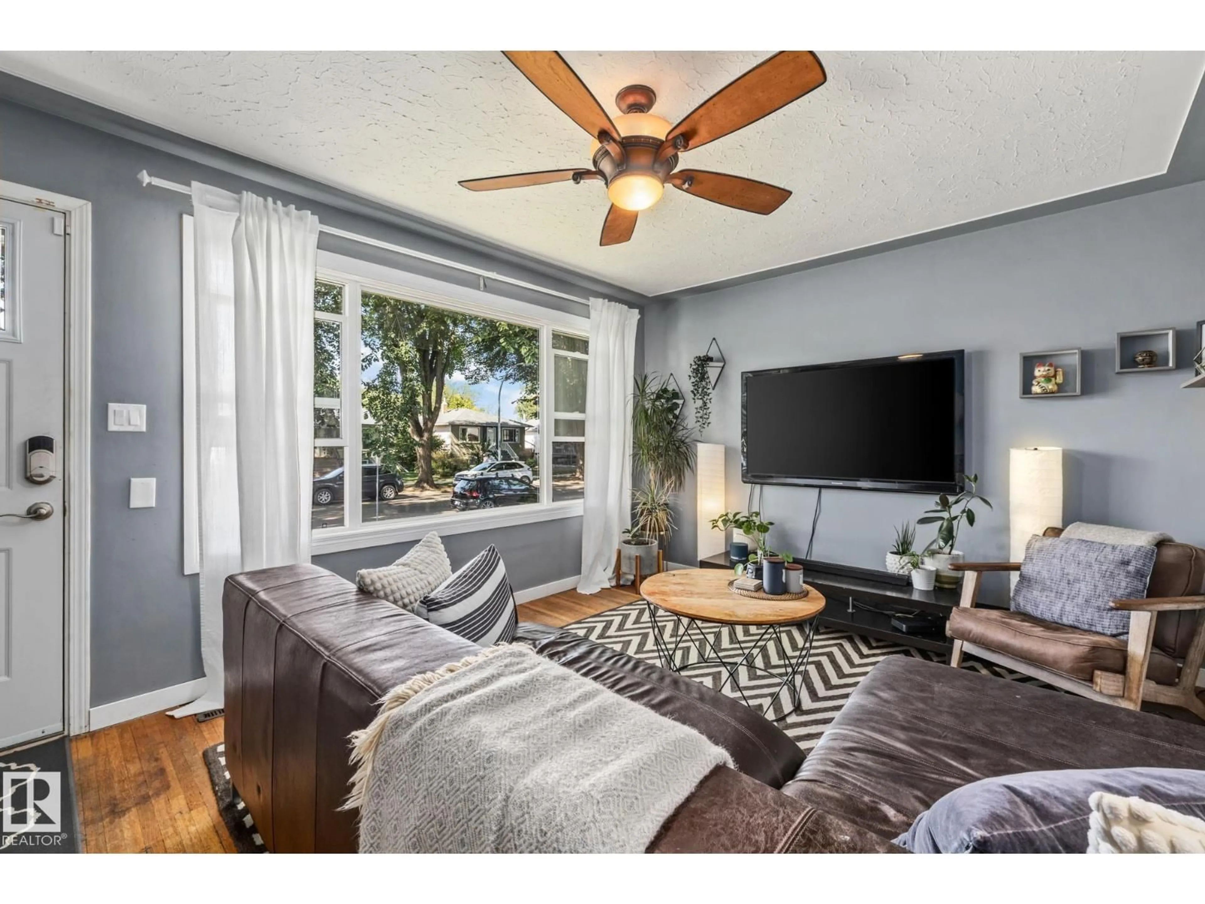 Living room with furniture, wood/laminate floor for NW - 12127 61 ST, Edmonton Alberta T5W4B4