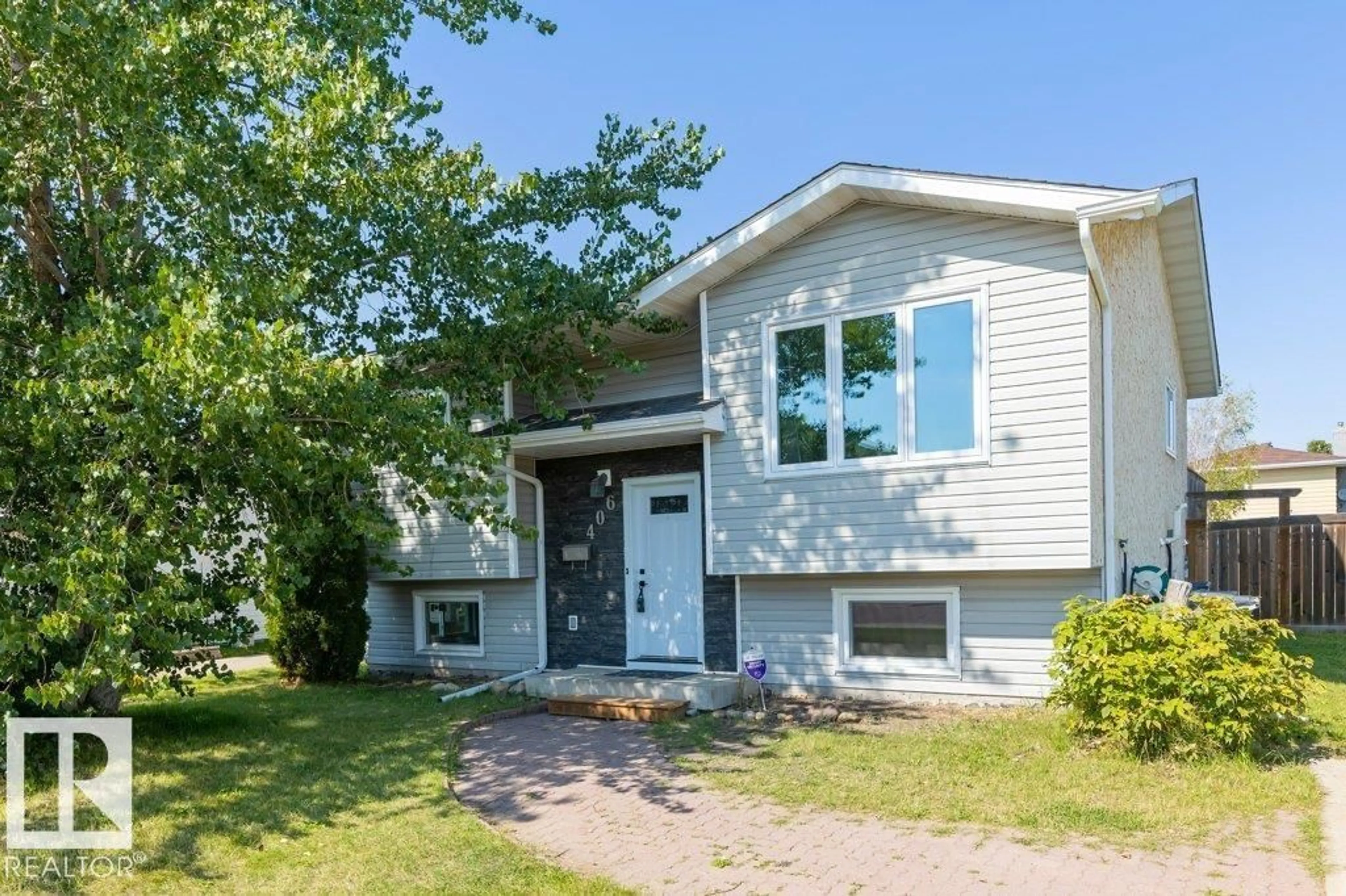Home with vinyl exterior material, street for 406 GRANDIN DR, Morinville Alberta T8R1J1