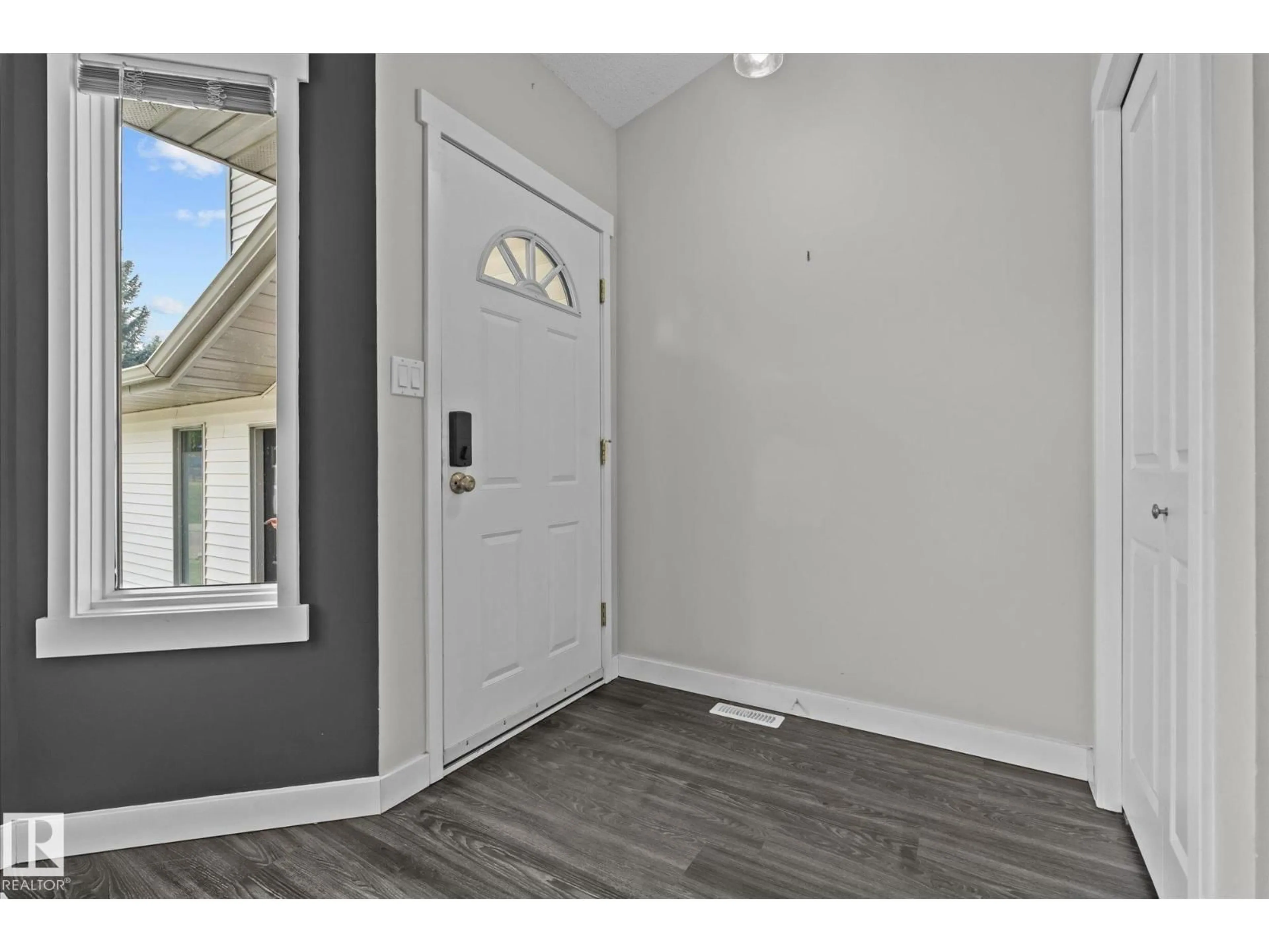 Indoor entryway for 79 WOODSIDE CR, Spruce Grove Alberta T7X3E6